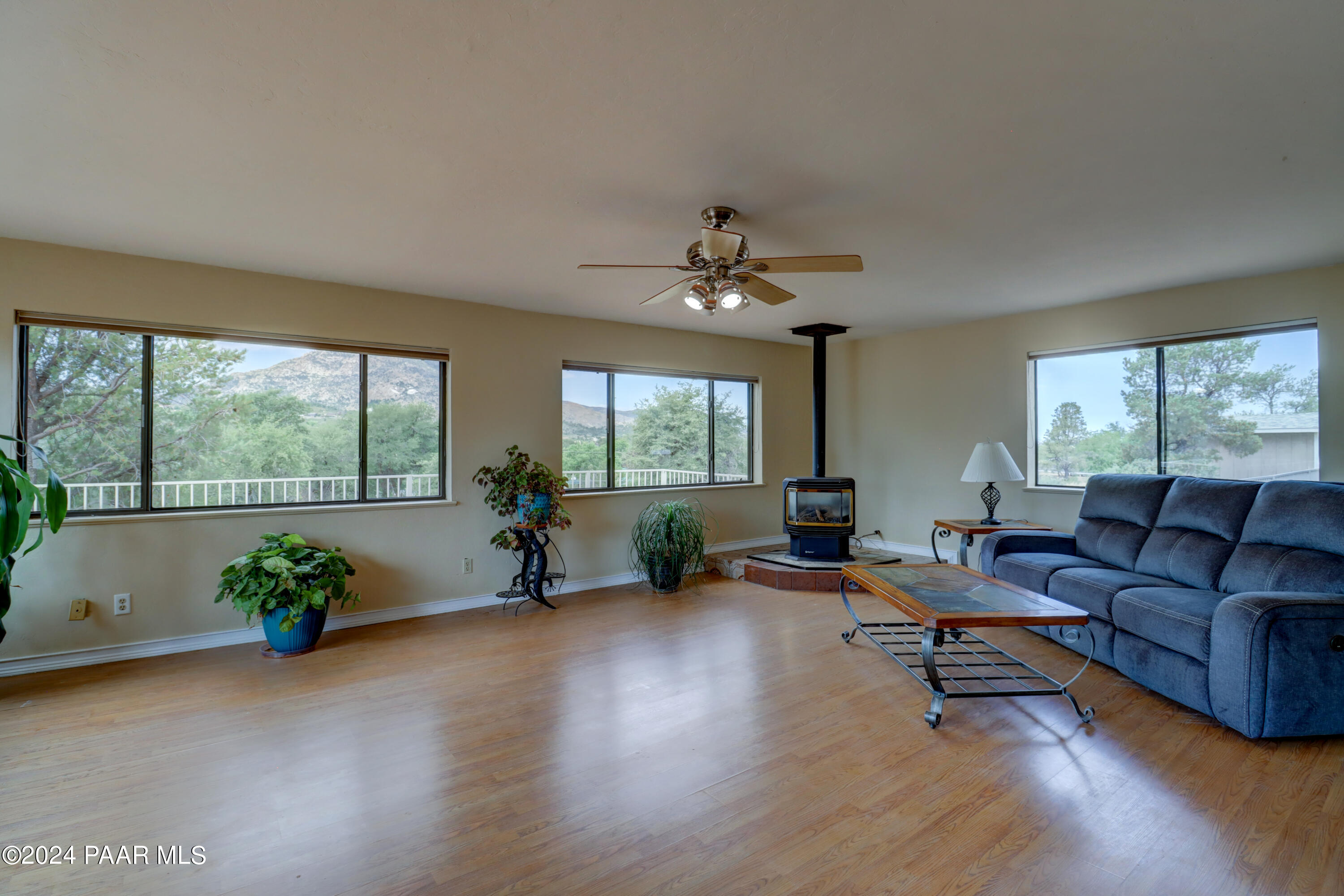 2120 W Single Tree Street