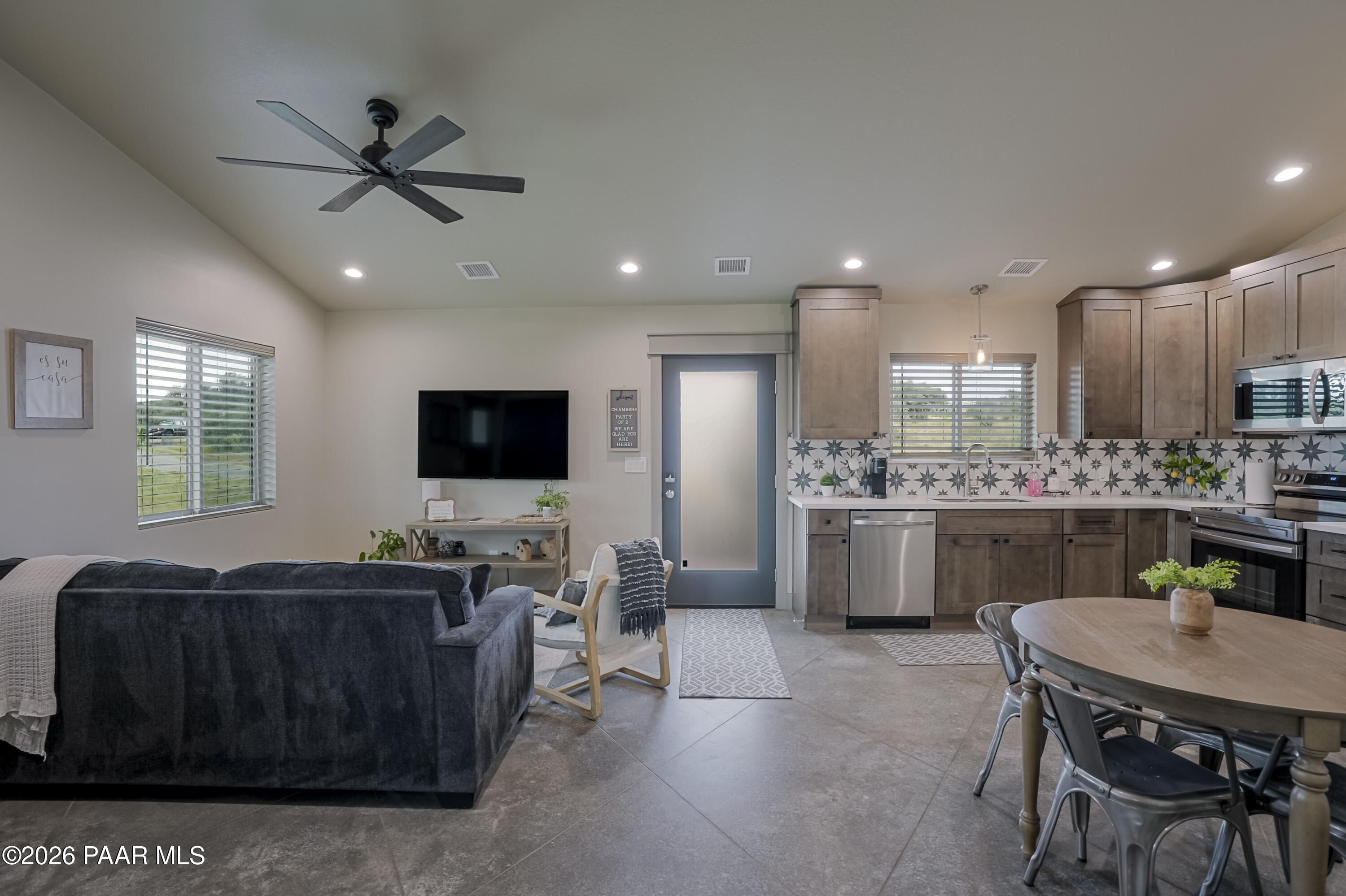 1379 W Mcintosh Drive