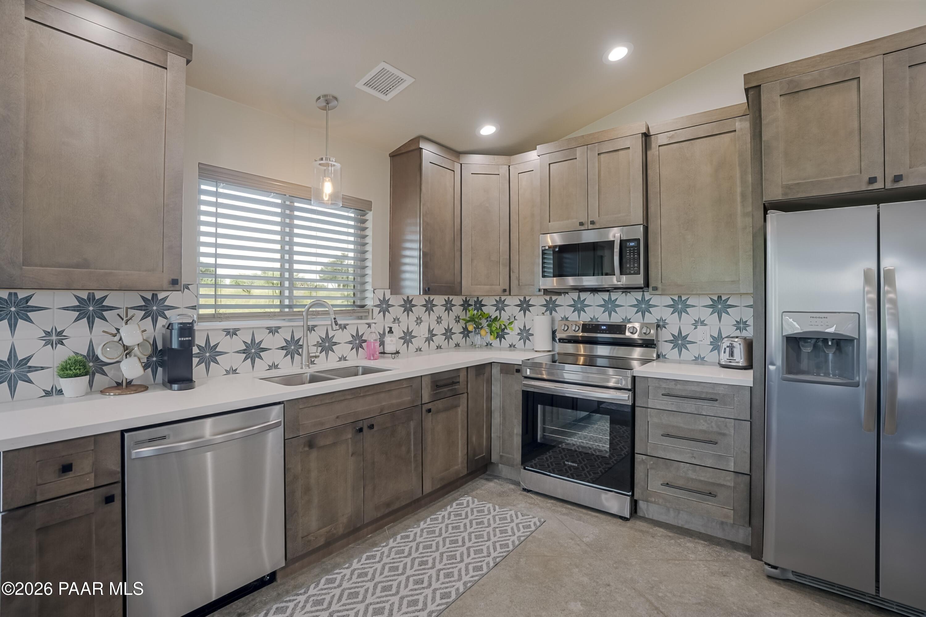 1379 W Mcintosh Drive