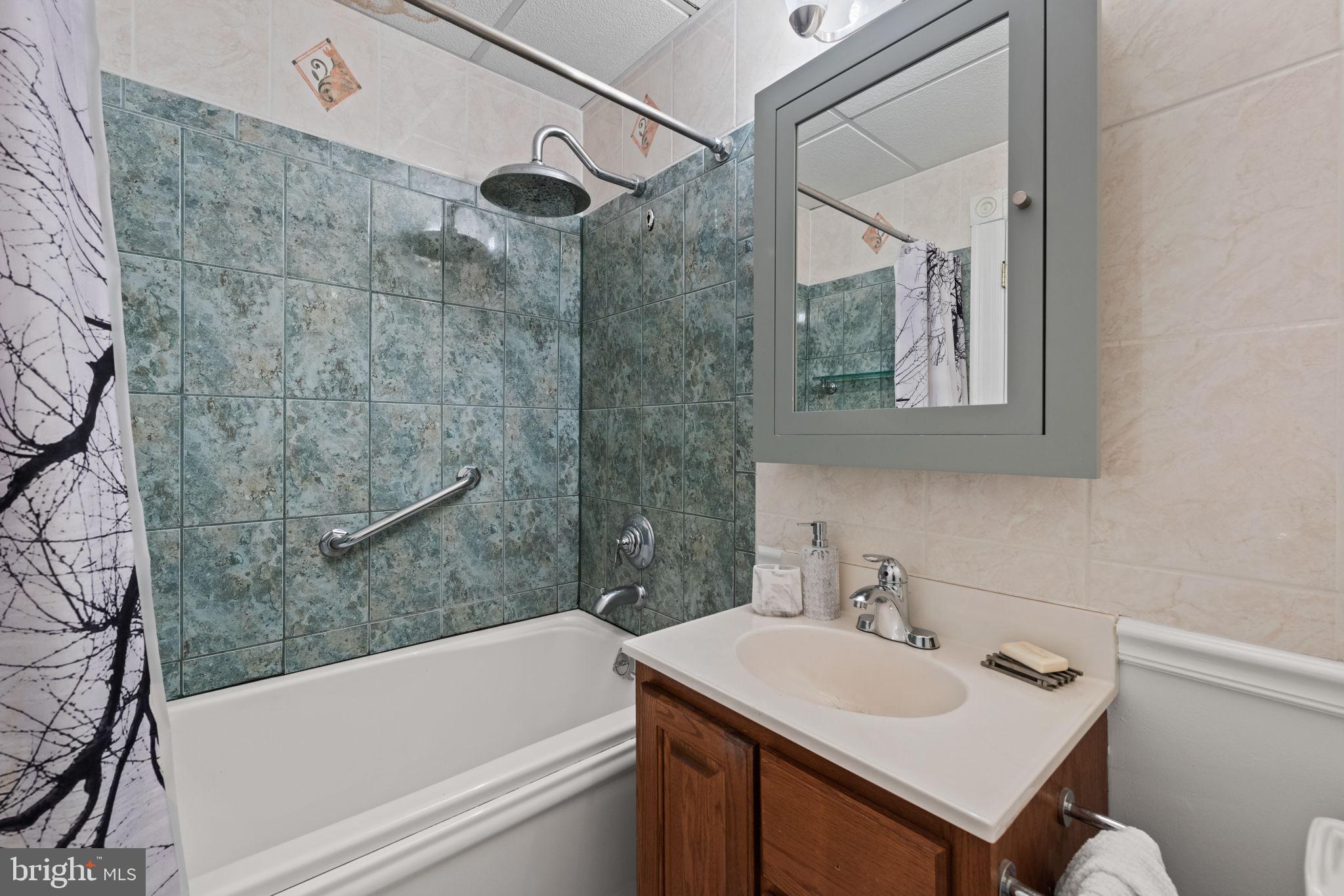 115 D St SE #201