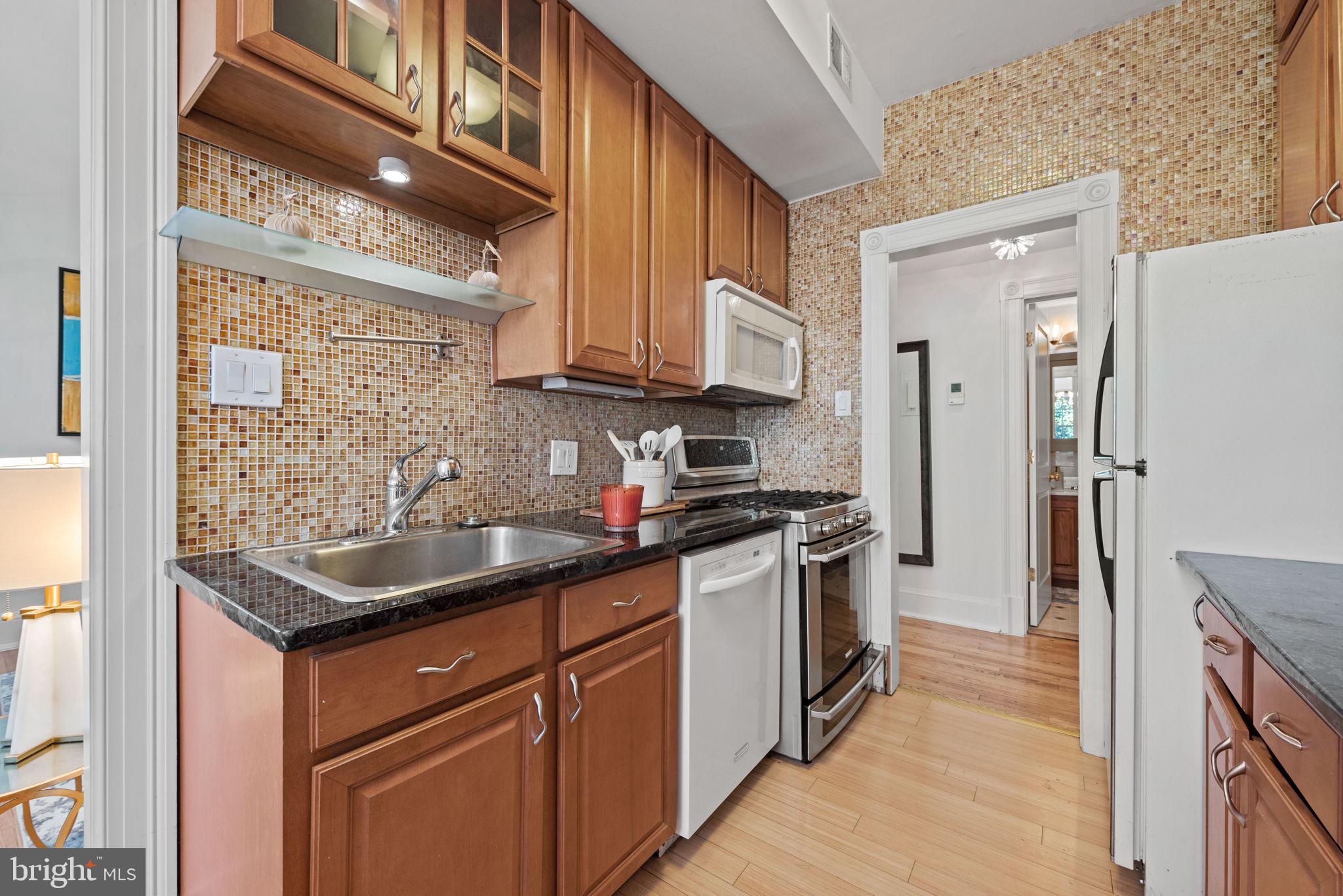 115 D St SE #201