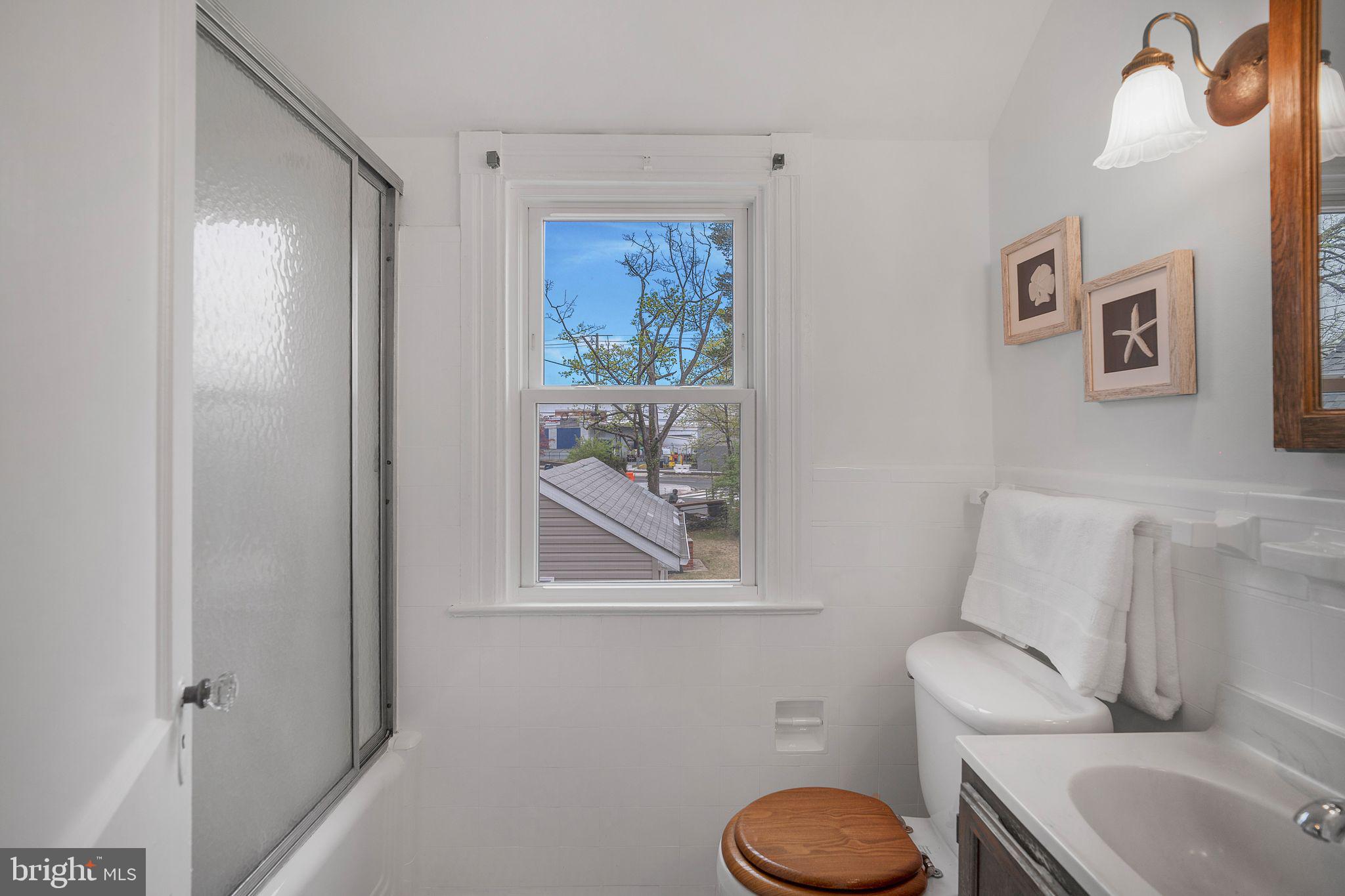 6021 NORTH DAKOTA AVENUE NW