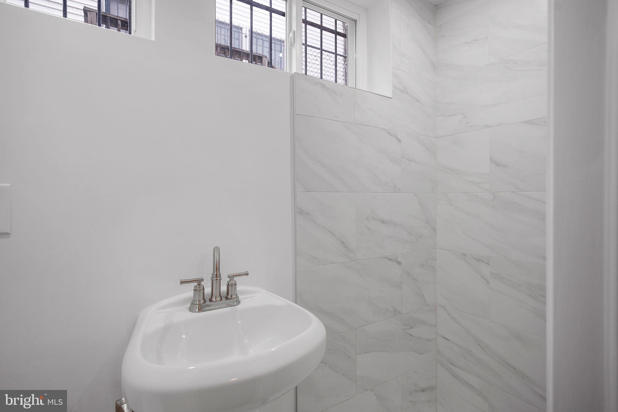 6021 NORTH DAKOTA AVENUE NW