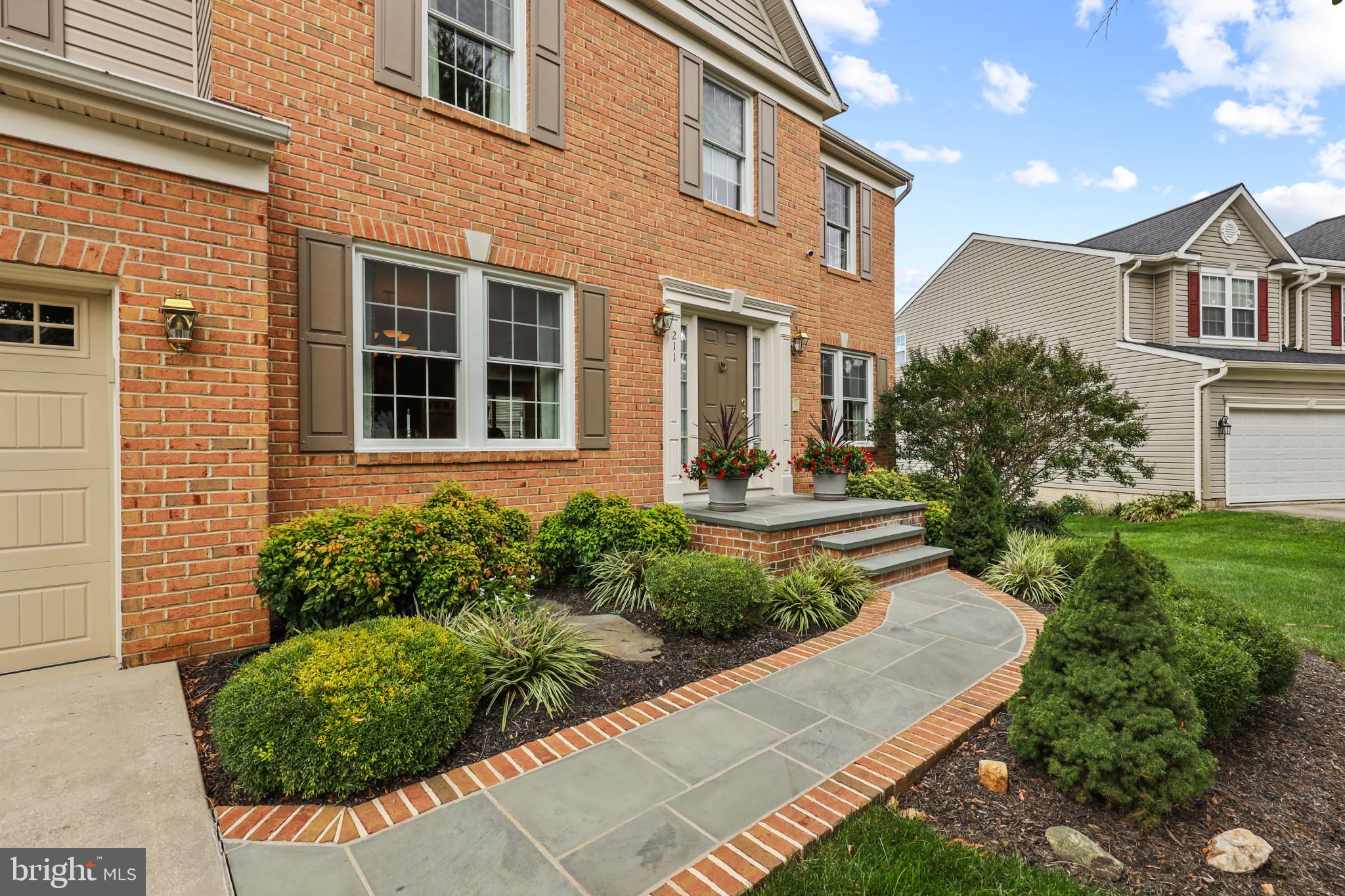 211 Holstein Ct