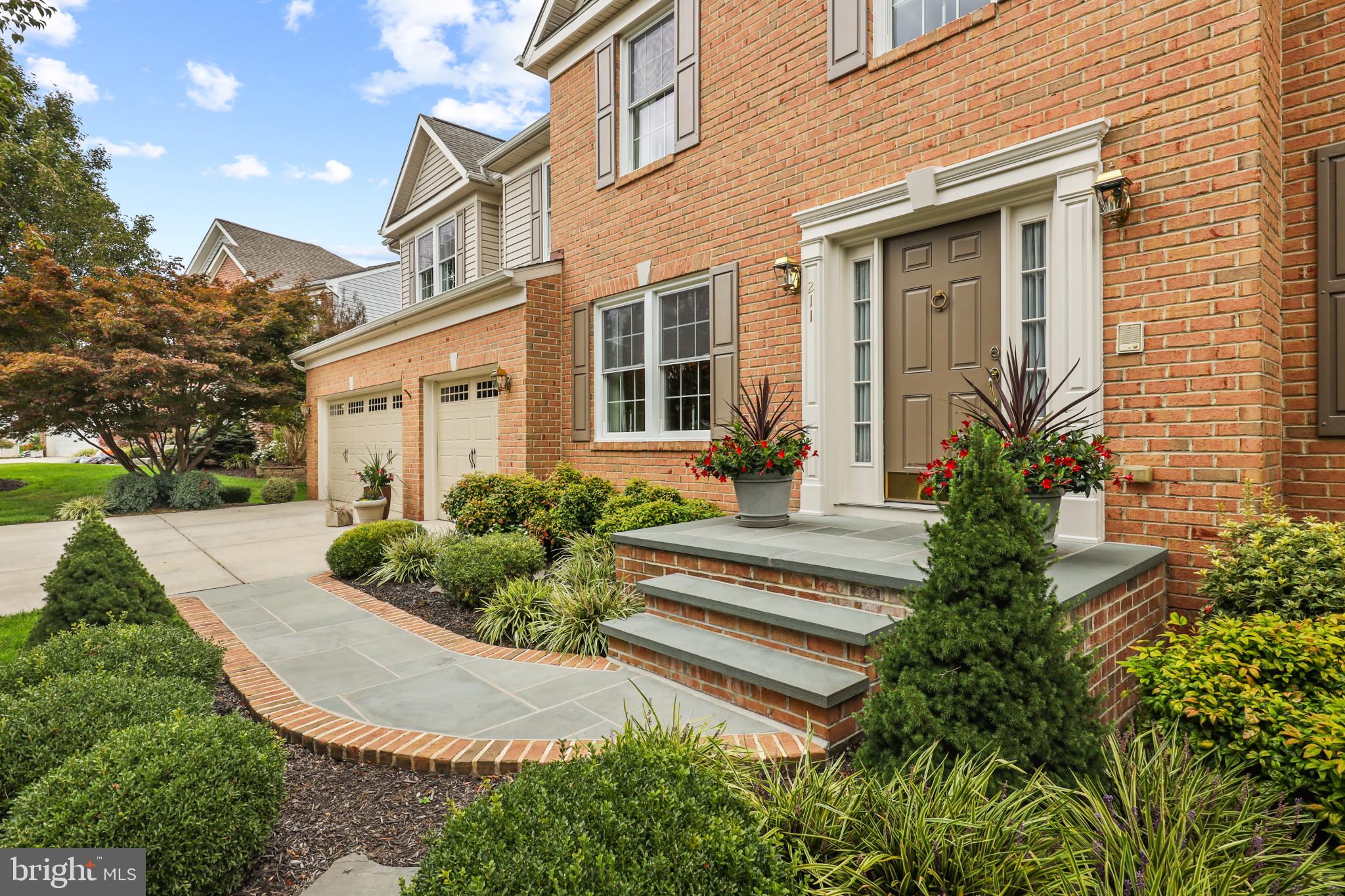 211 Holstein Ct