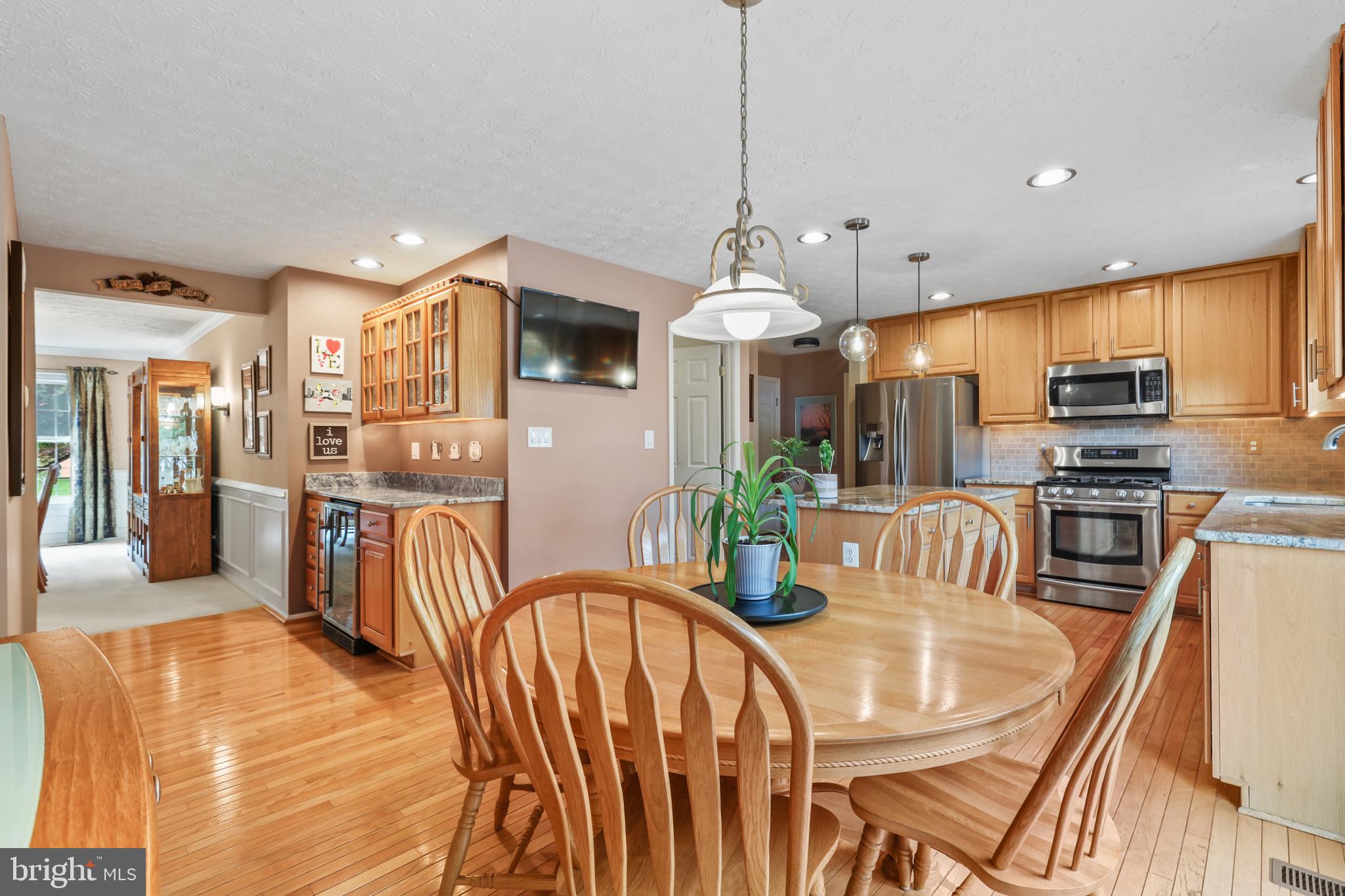 211 Holstein Ct