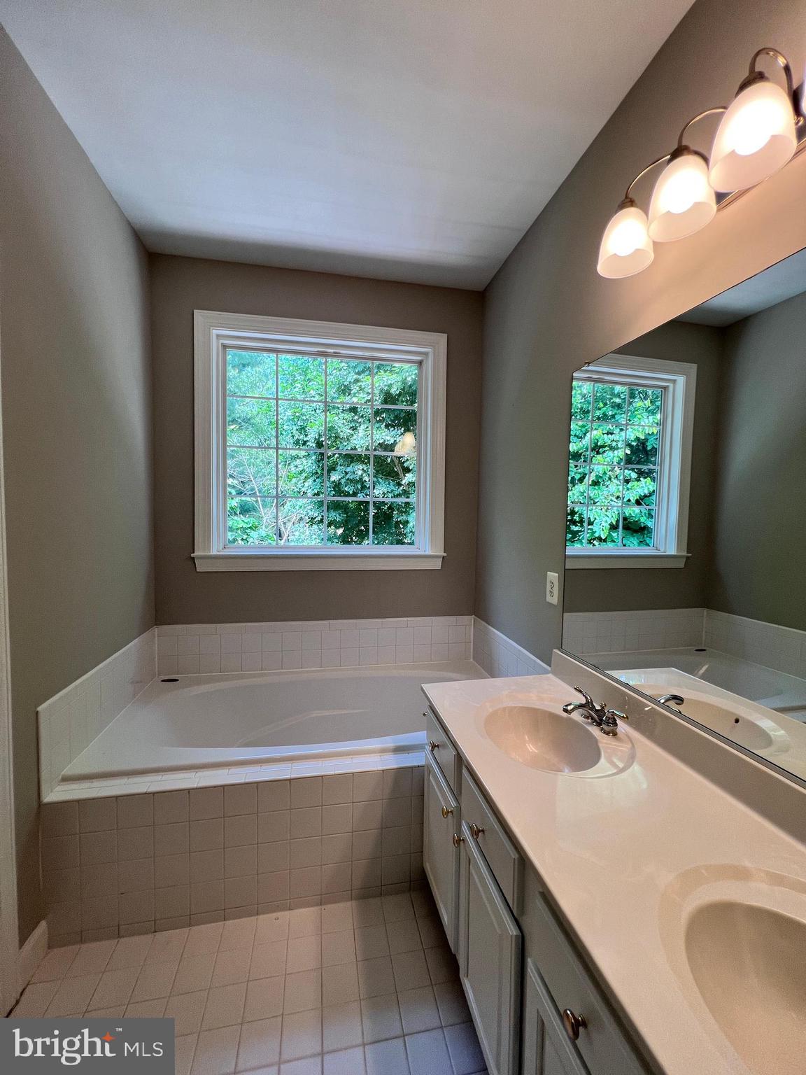 3328 Castle Ridge Cir #11