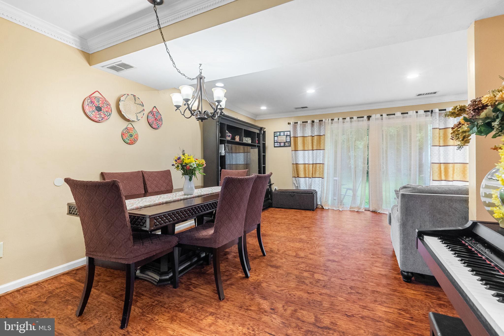 3323 Claridge