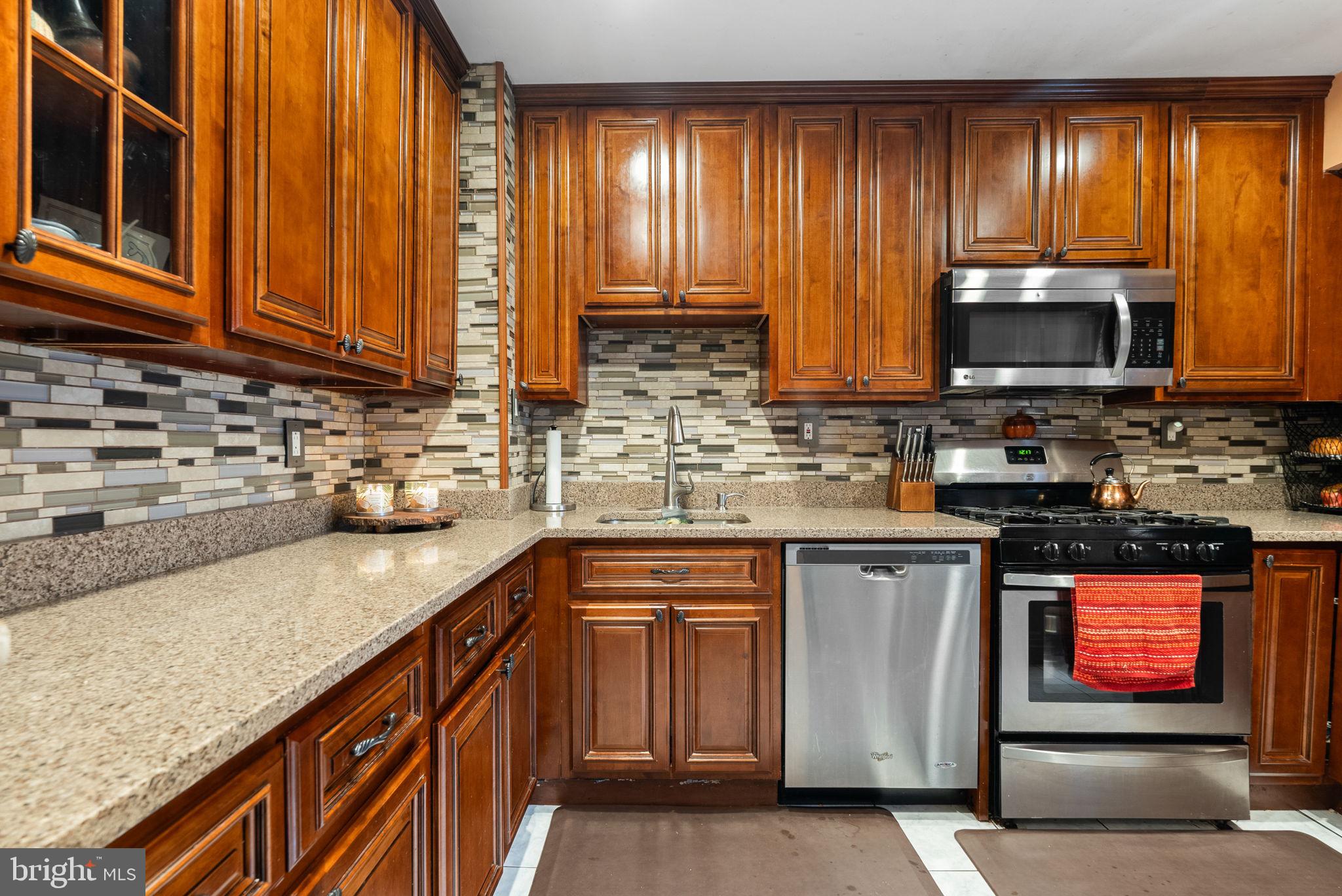 3323 Claridge
