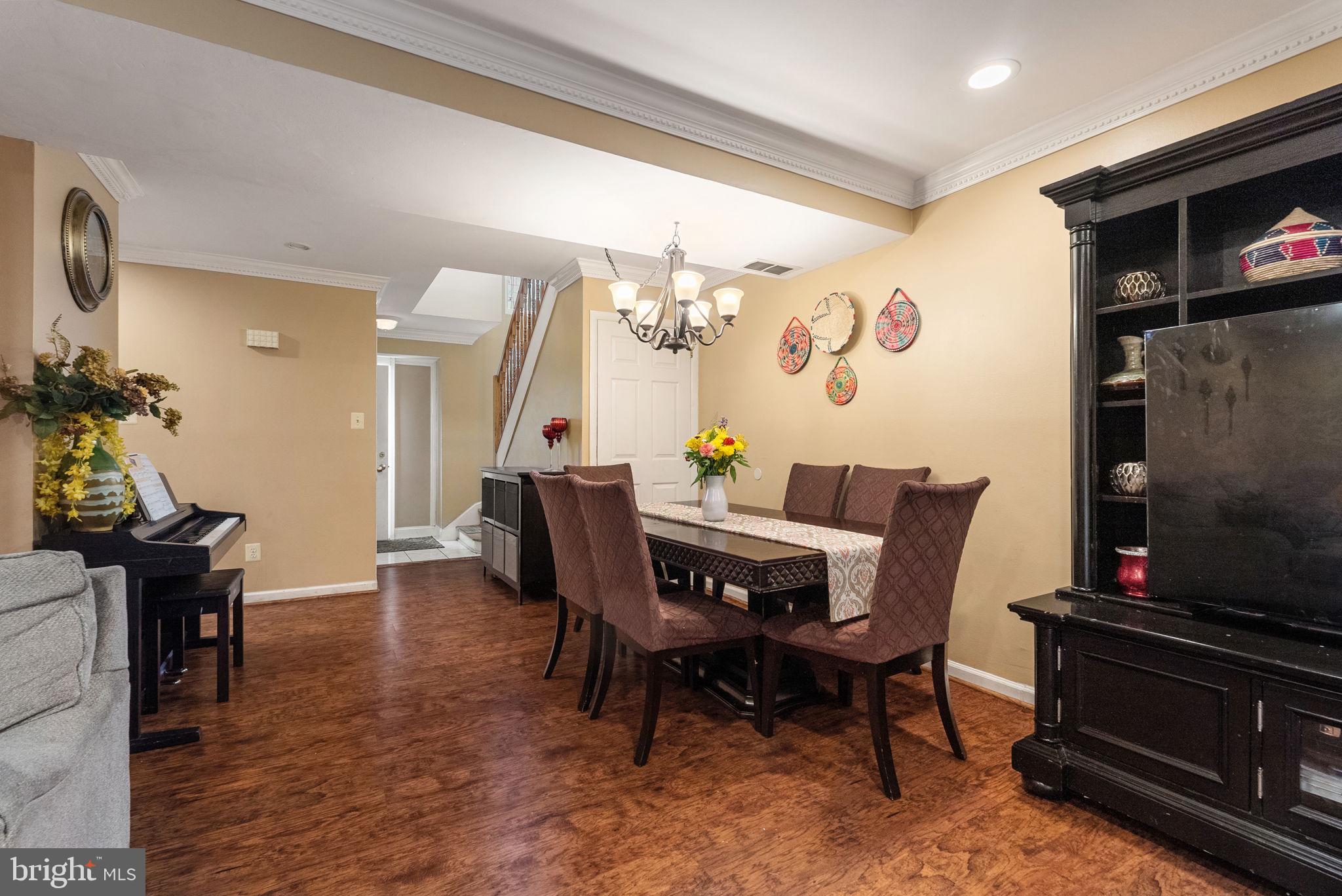 3323 Claridge