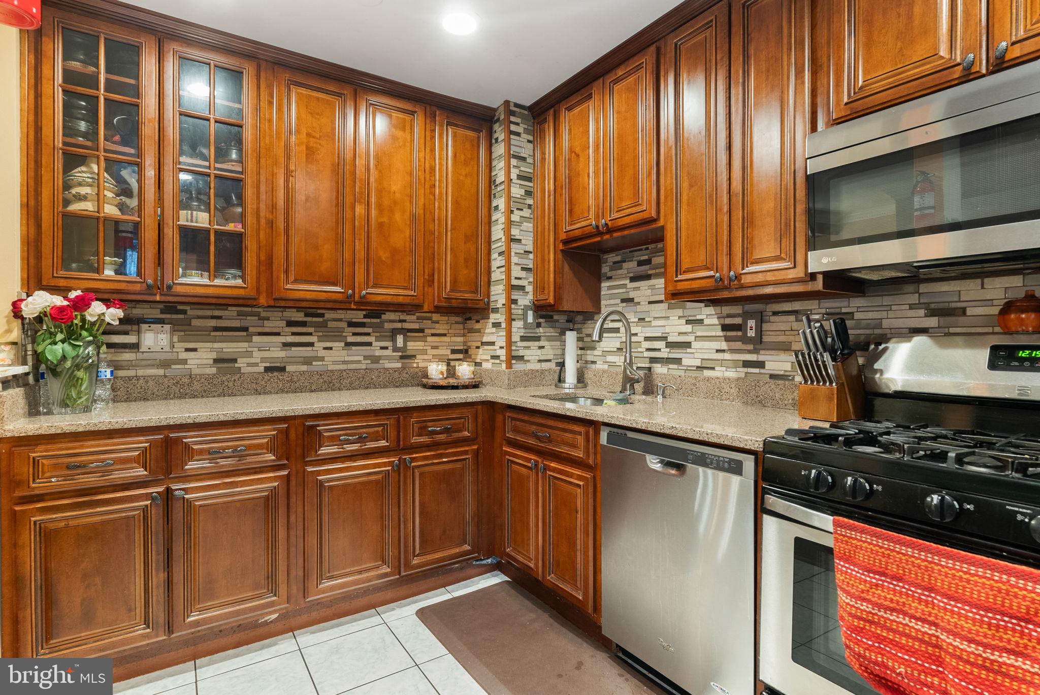 3323 Claridge