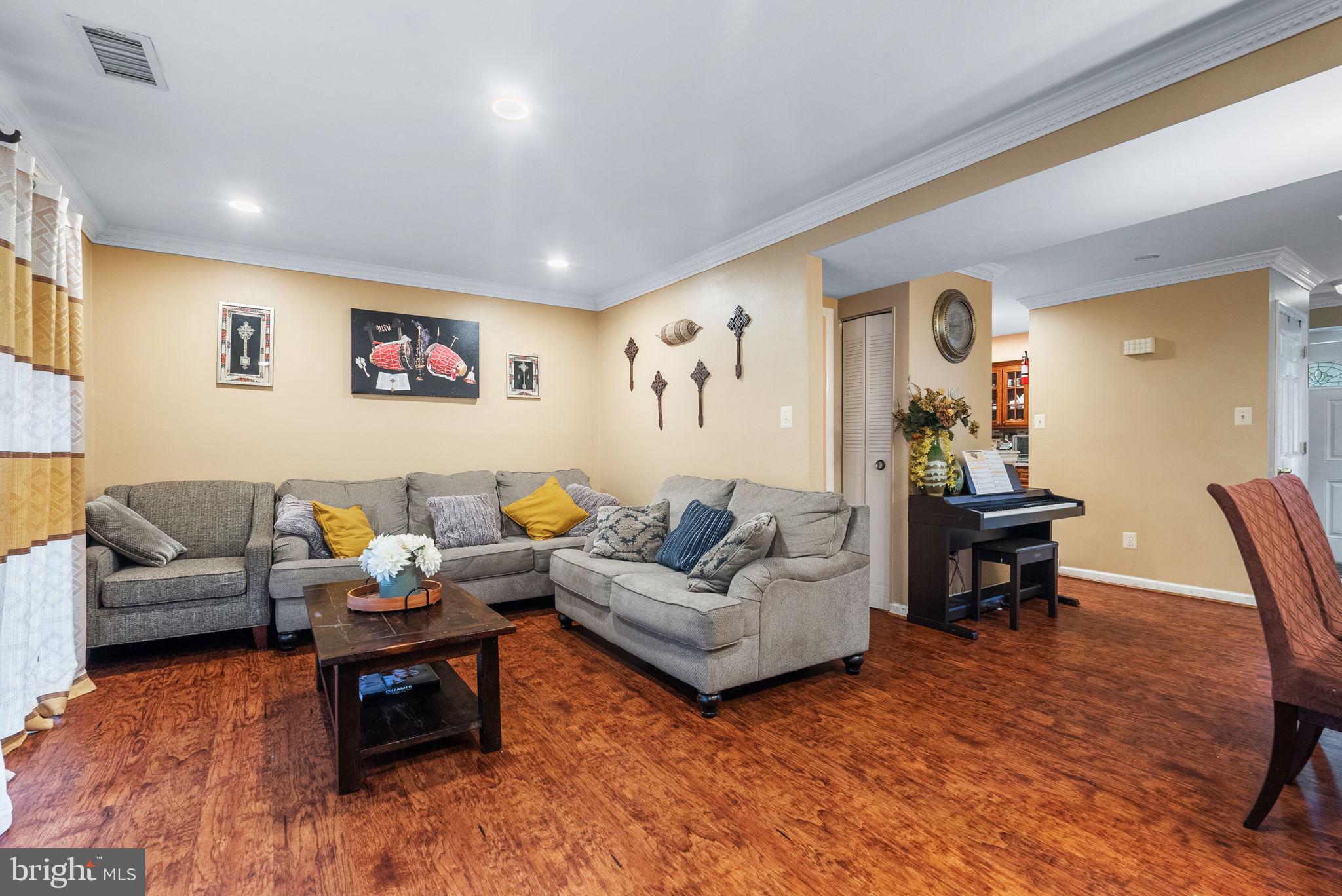 3323 Claridge