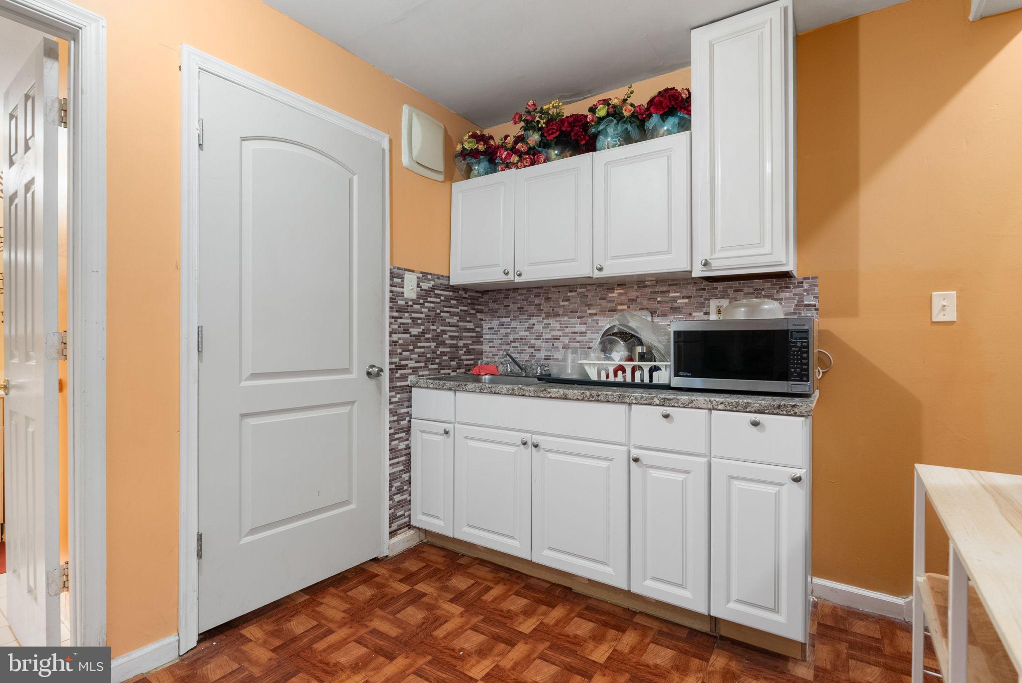 3323 Claridge