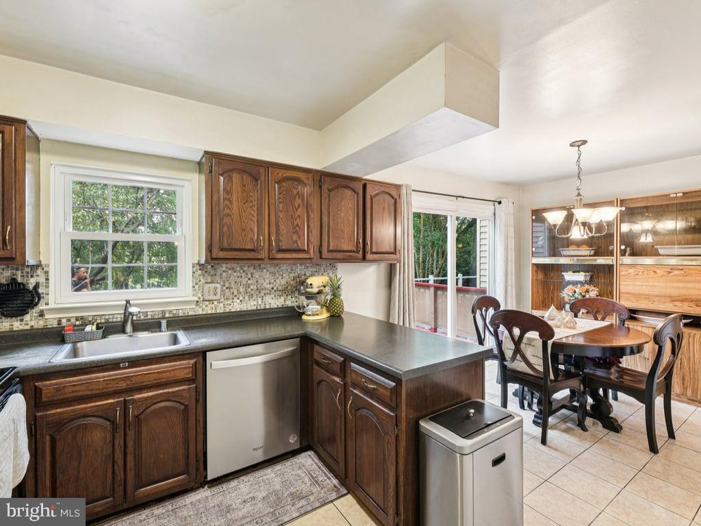 1927 AMBERSTONE COURT 4