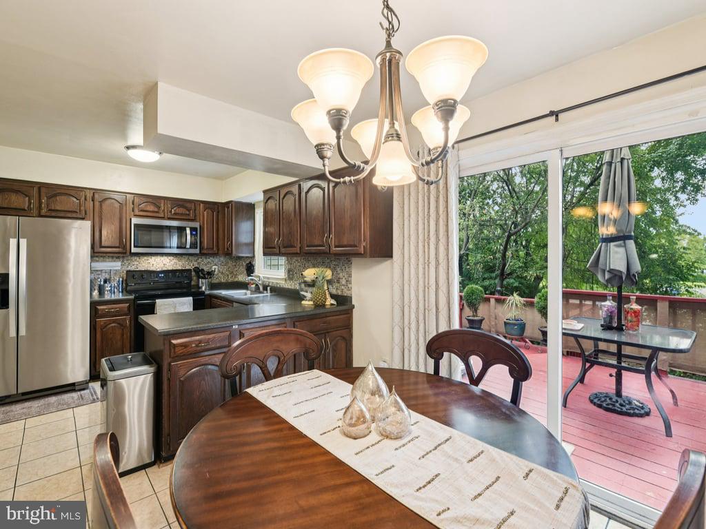 1927 AMBERSTONE COURT 4