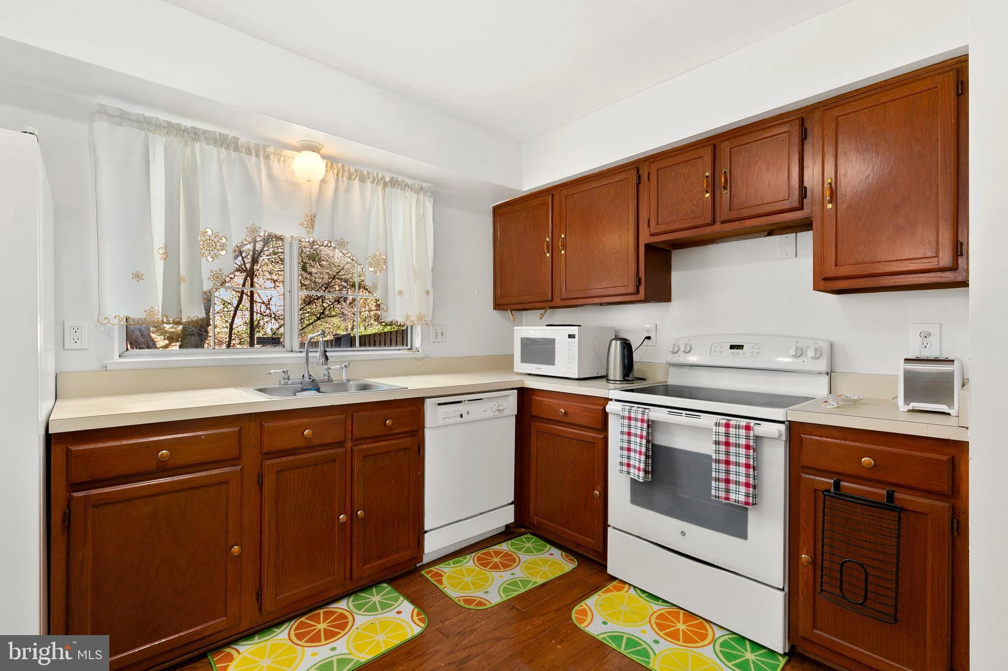 15015 DINSDALE DRIVE