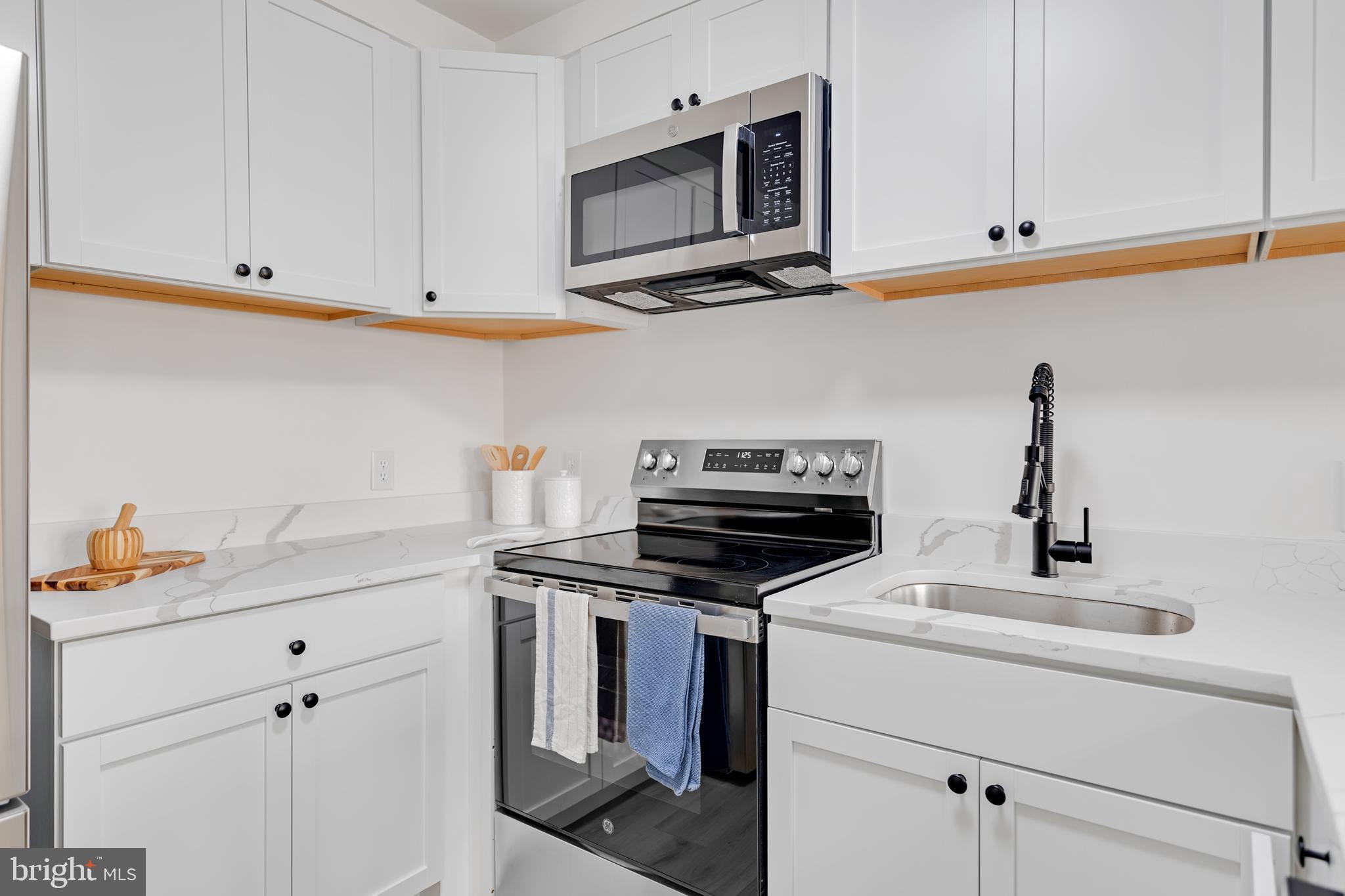 6011 SUNSET RIDGE COURT