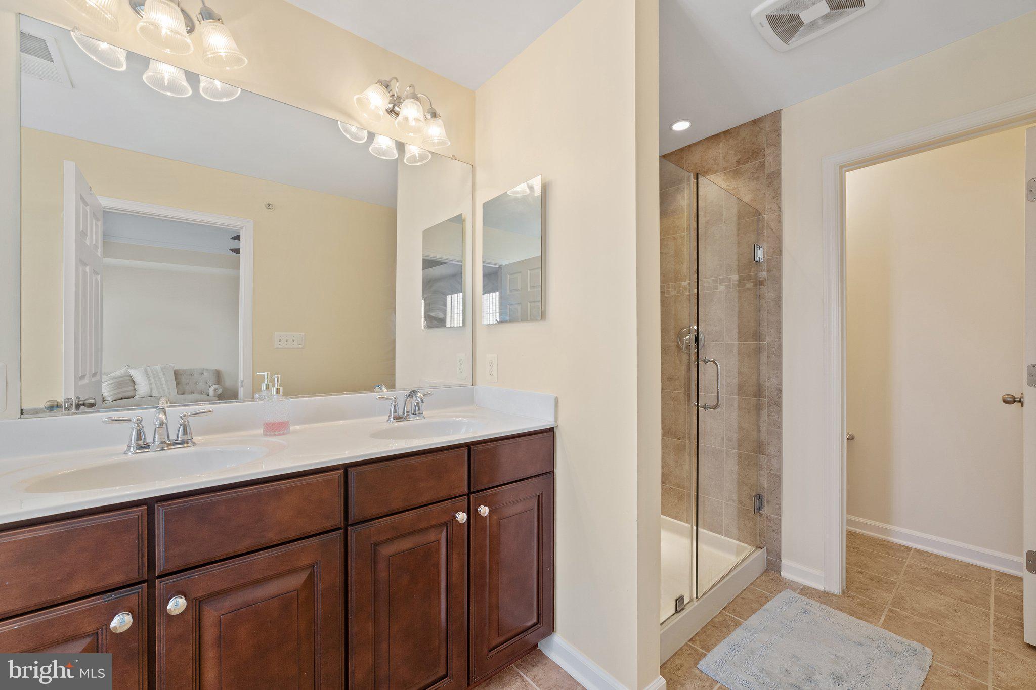 42195 Canary Grass Sq