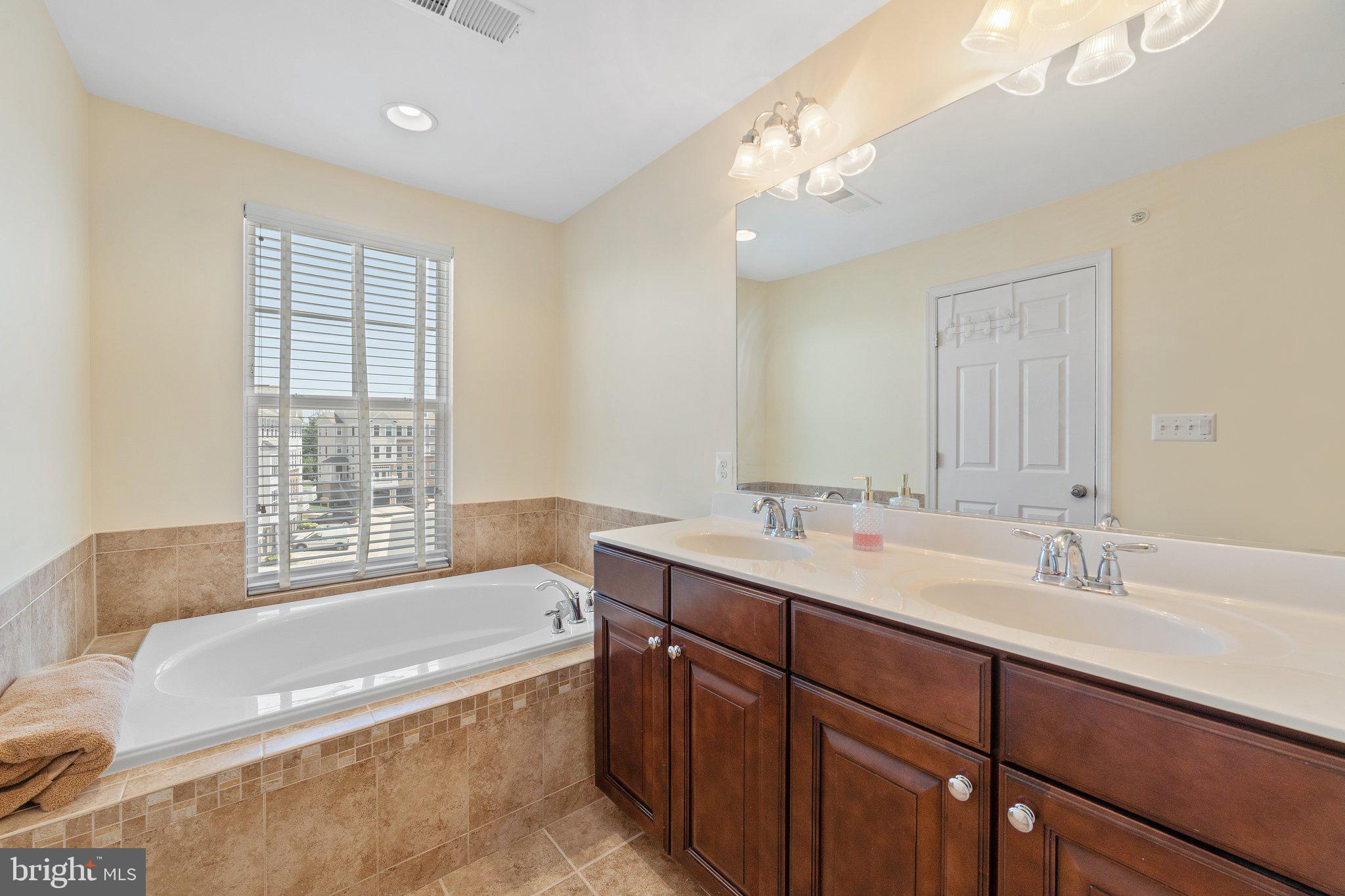 42195 Canary Grass Sq