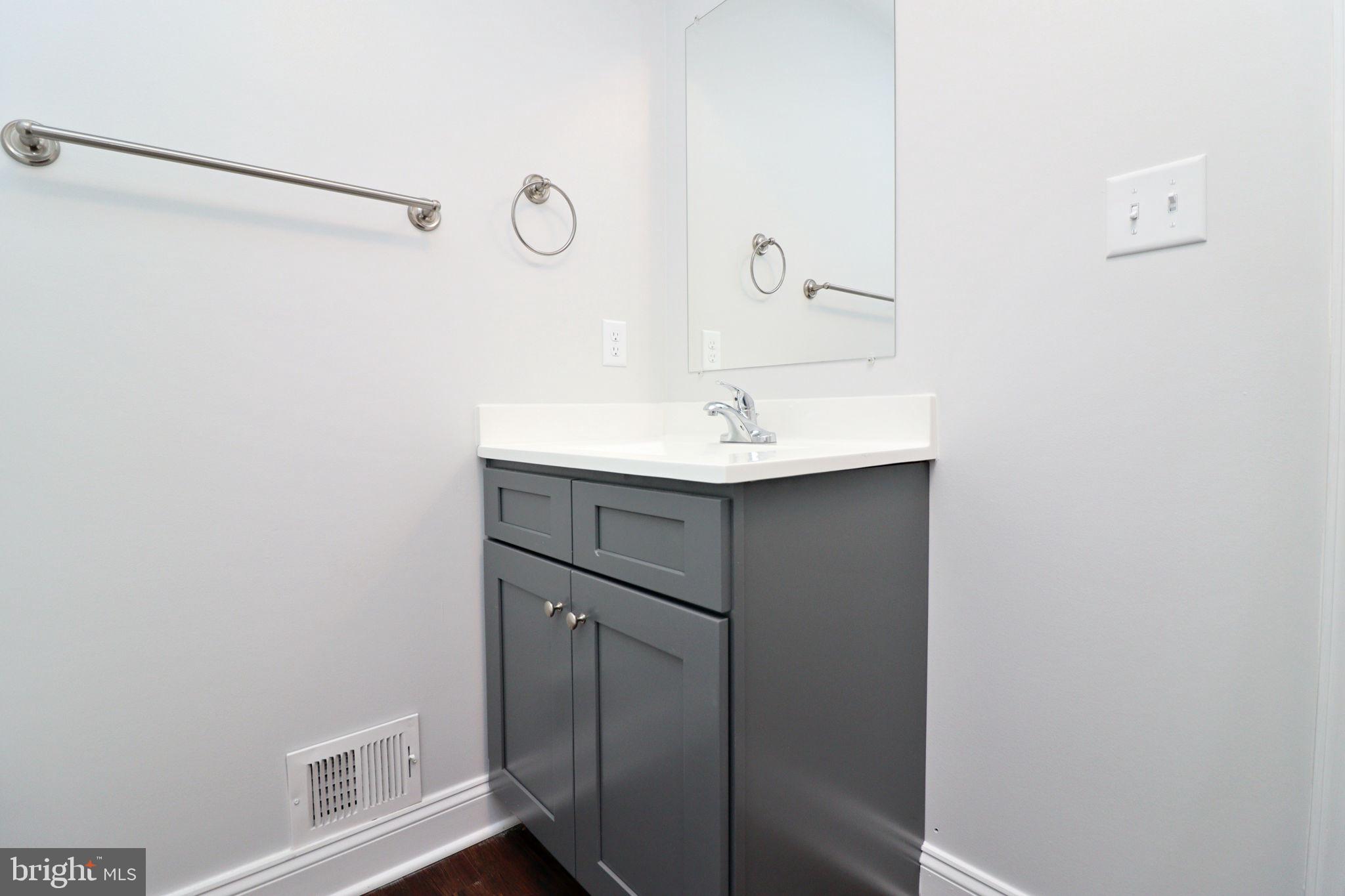 828 Washington Street St W