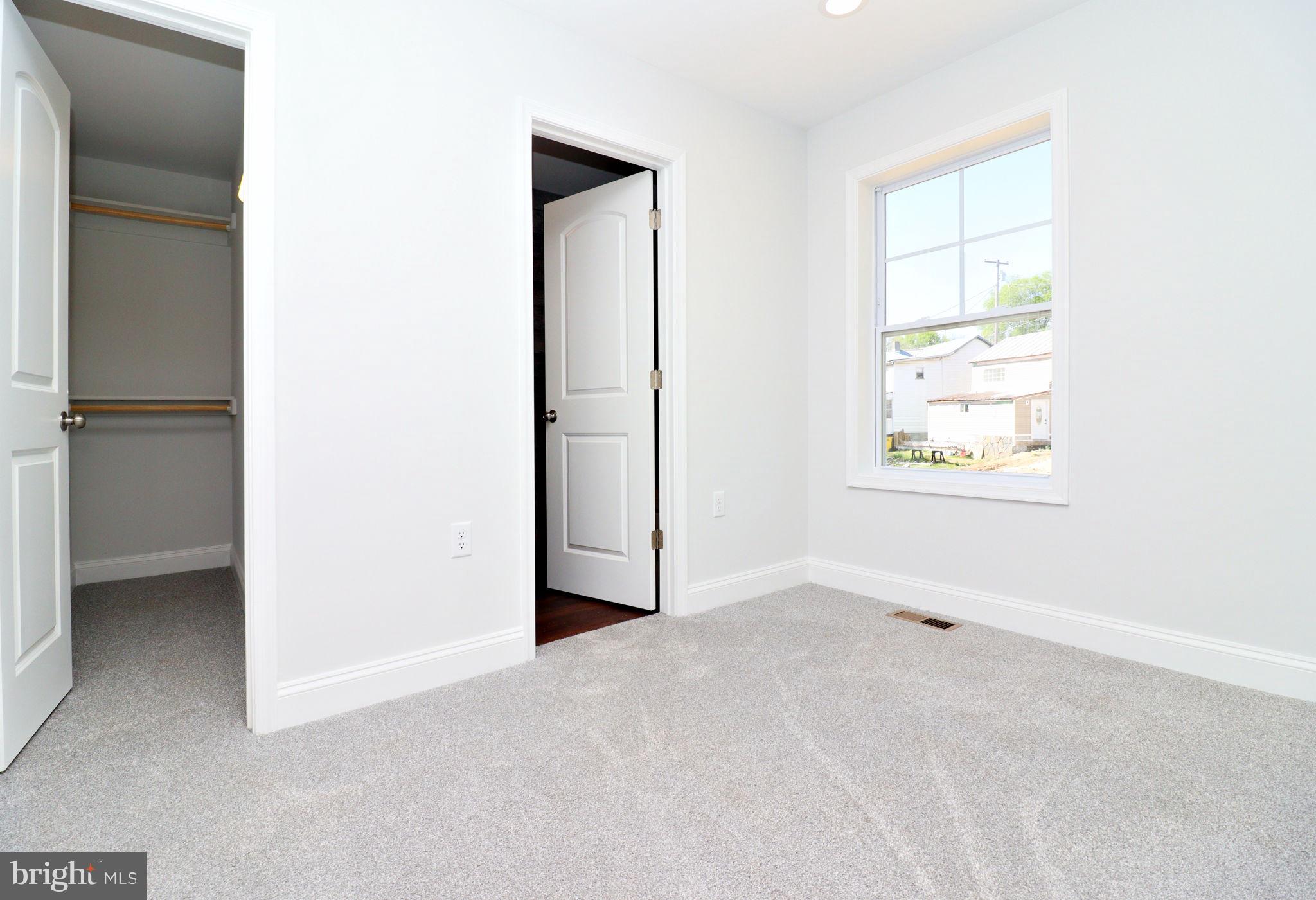 828 Washington Street St W