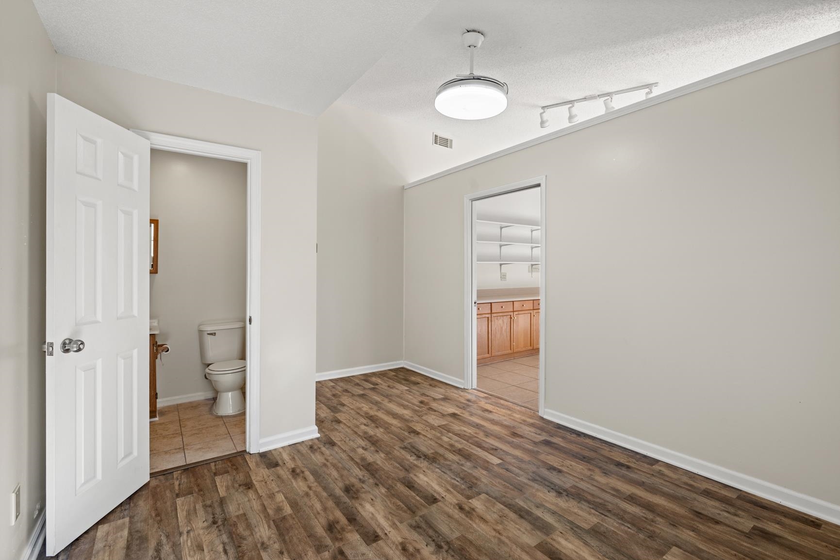 2590 LAKE COUNTRY CV