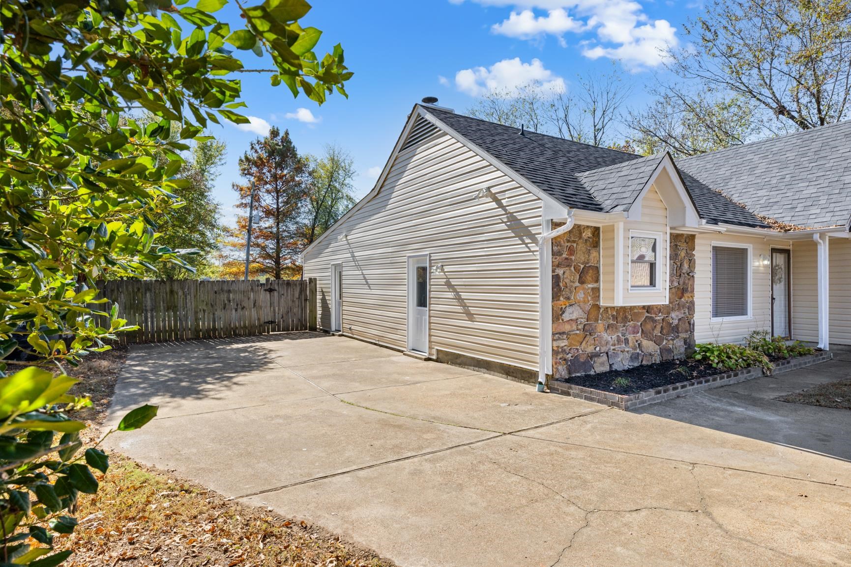 2590 LAKE COUNTRY CV