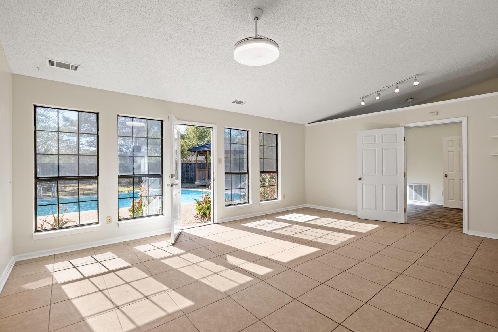 2590 LAKE COUNTRY CV