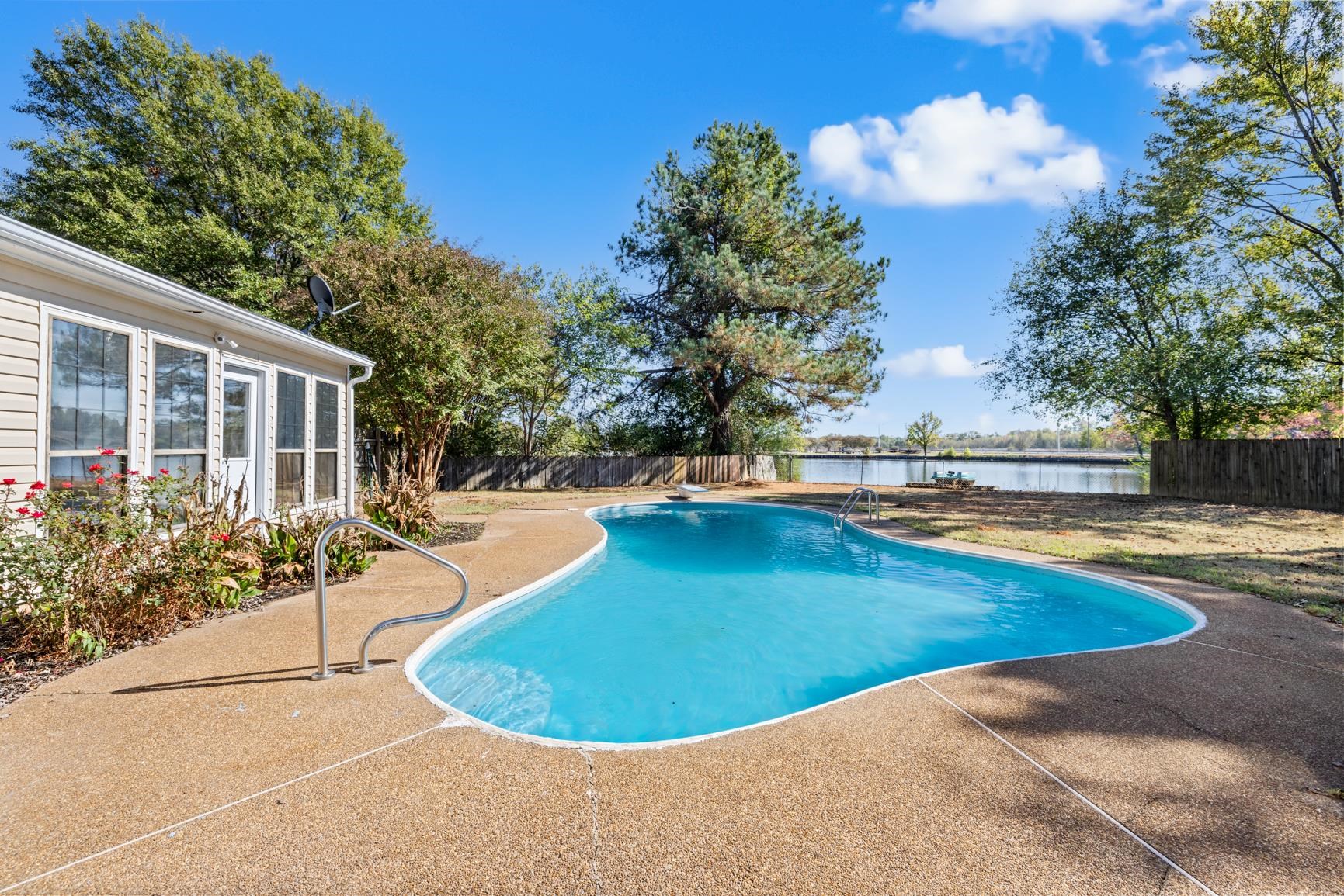 2590 LAKE COUNTRY CV