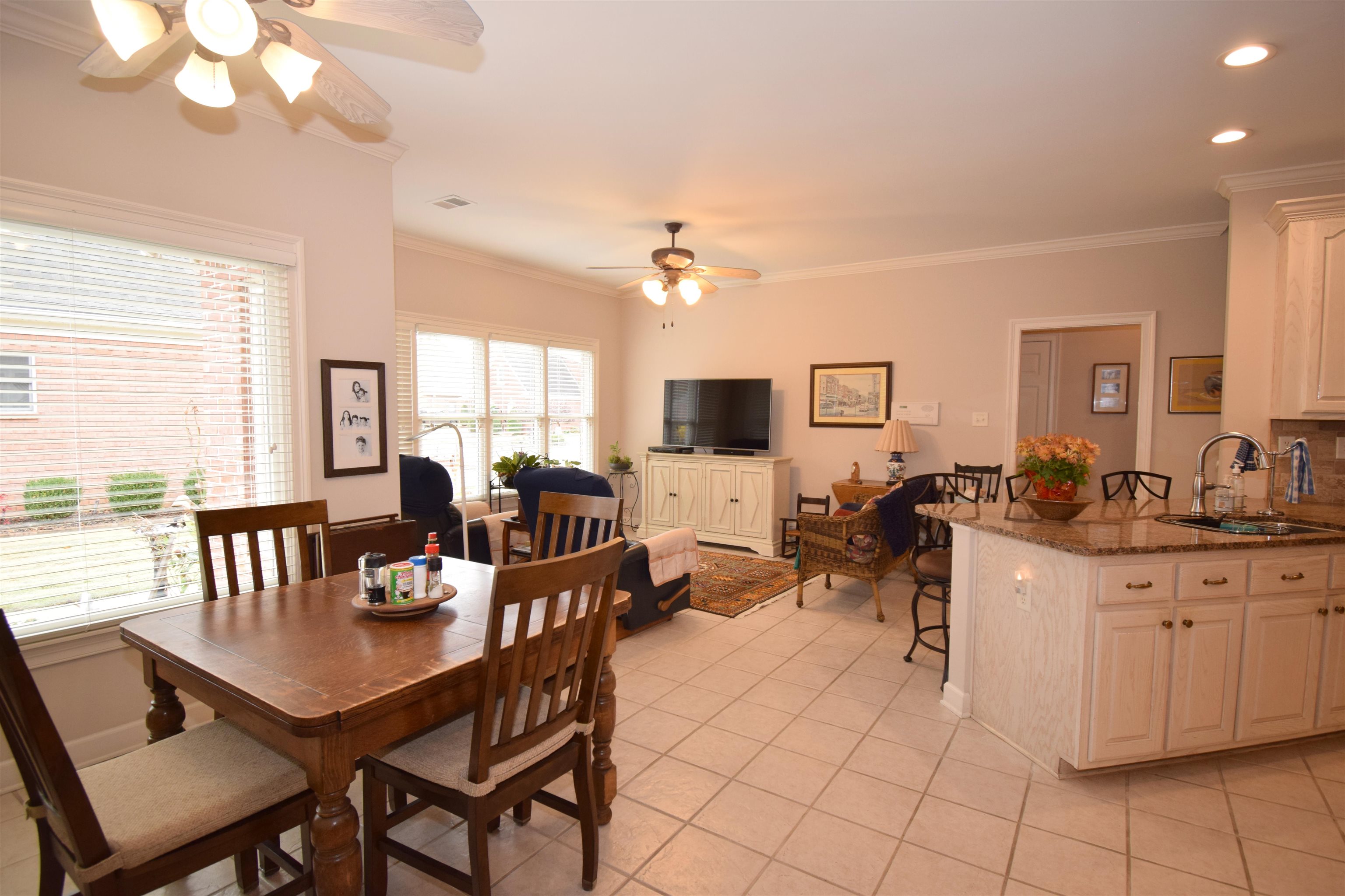 945 WARWICK OAKS LN N