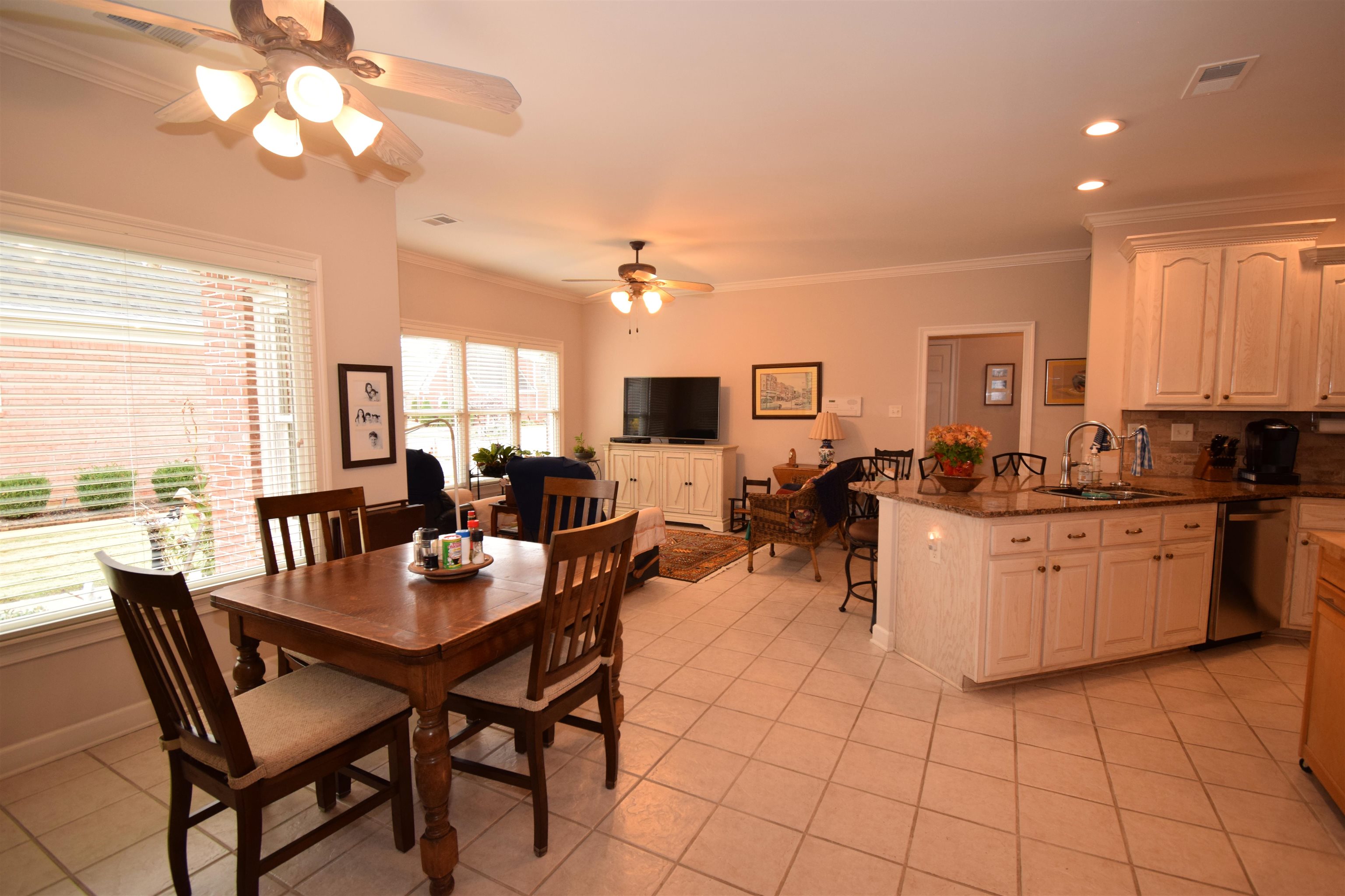 945 WARWICK OAKS LN N