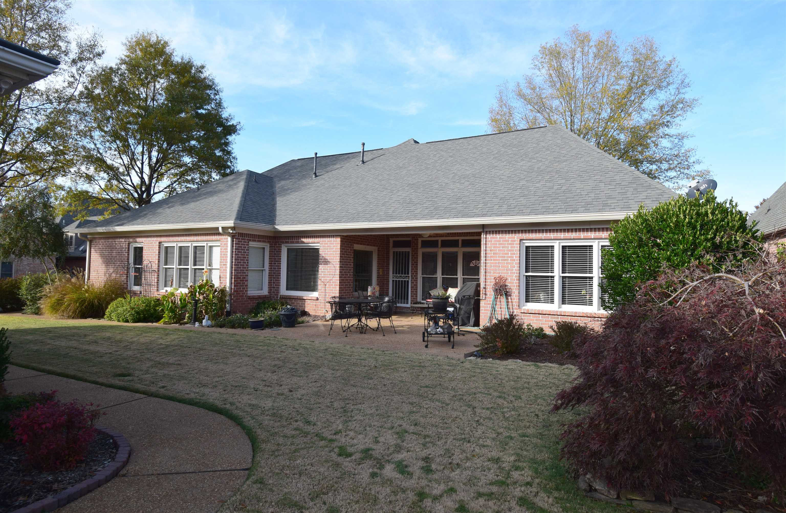 945 WARWICK OAKS LN N