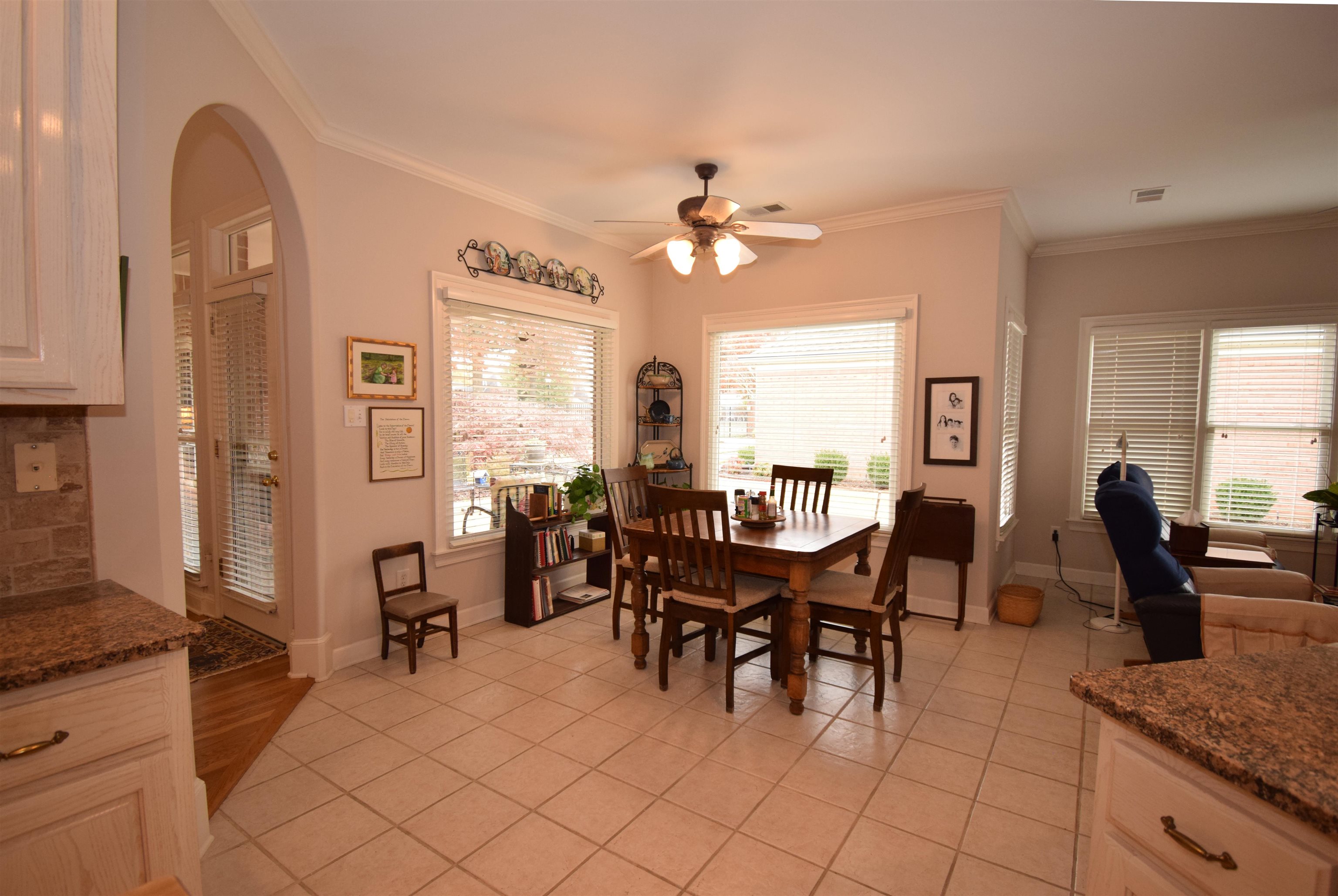 945 WARWICK OAKS LN N