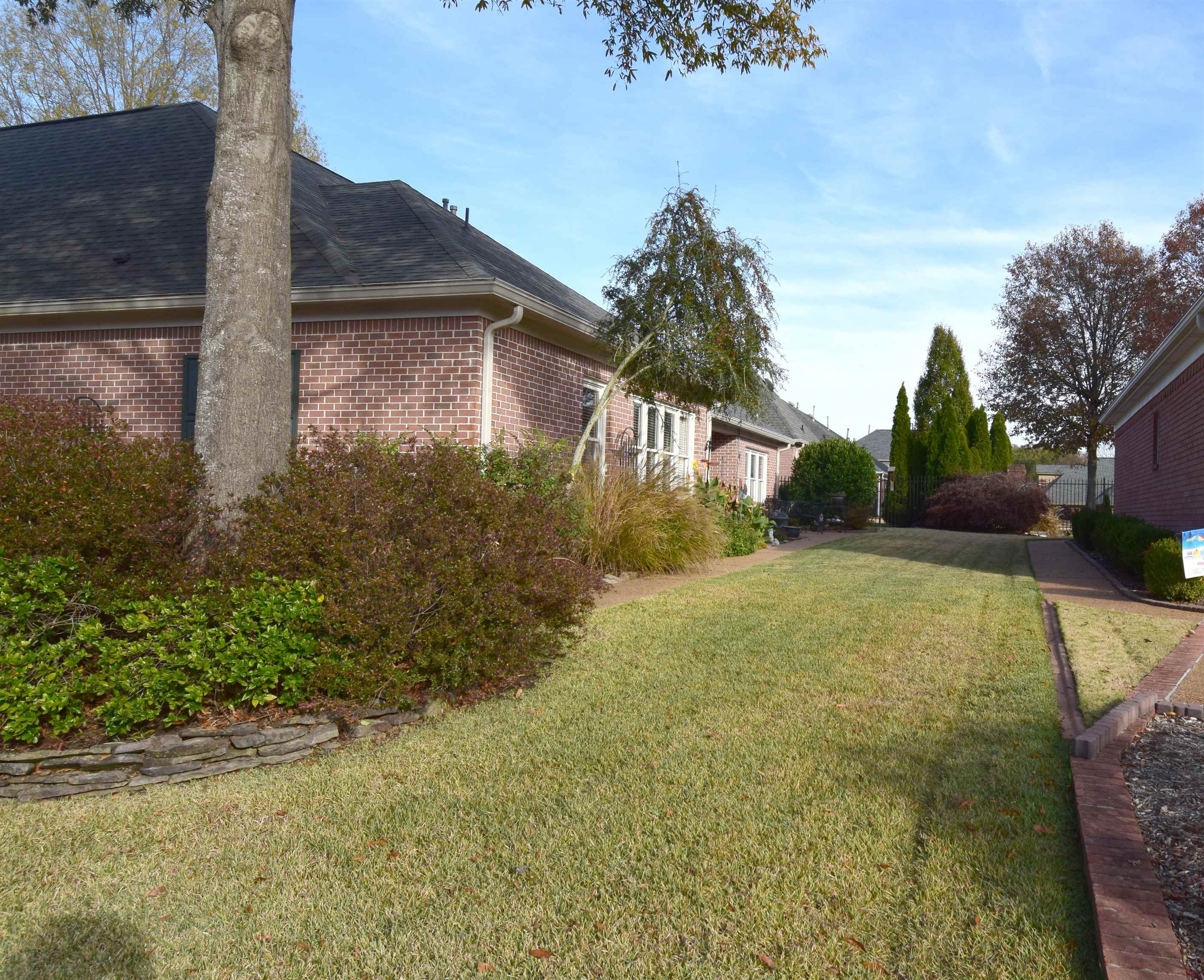 945 WARWICK OAKS LN N