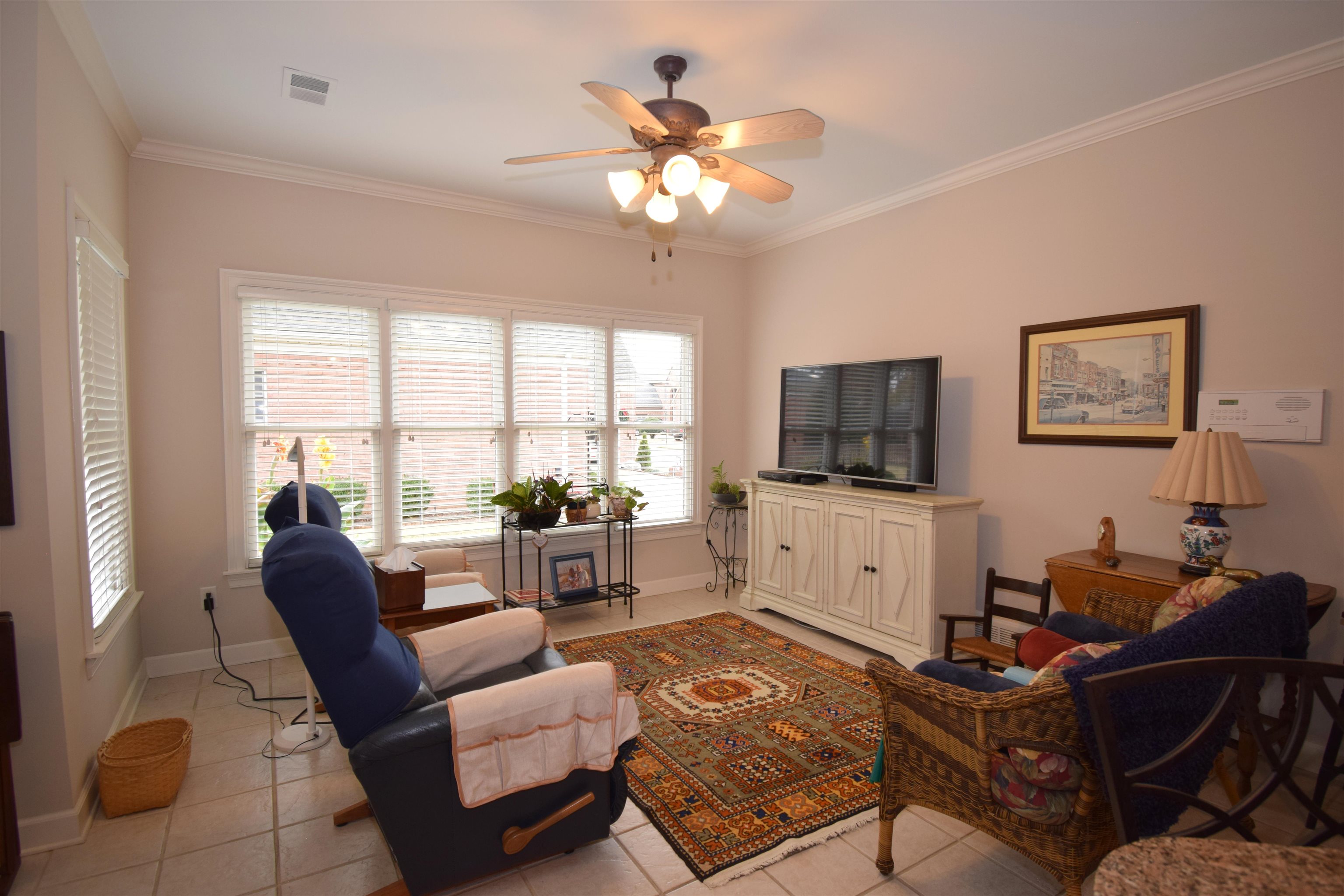 945 WARWICK OAKS LN N