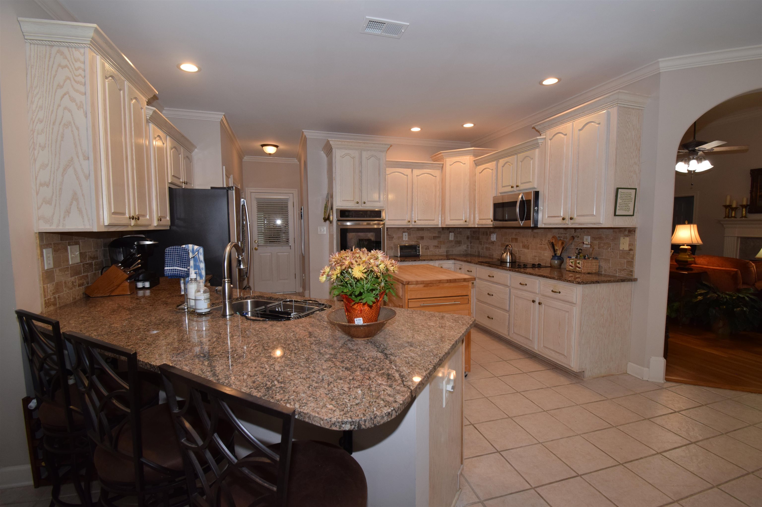 945 WARWICK OAKS LN N