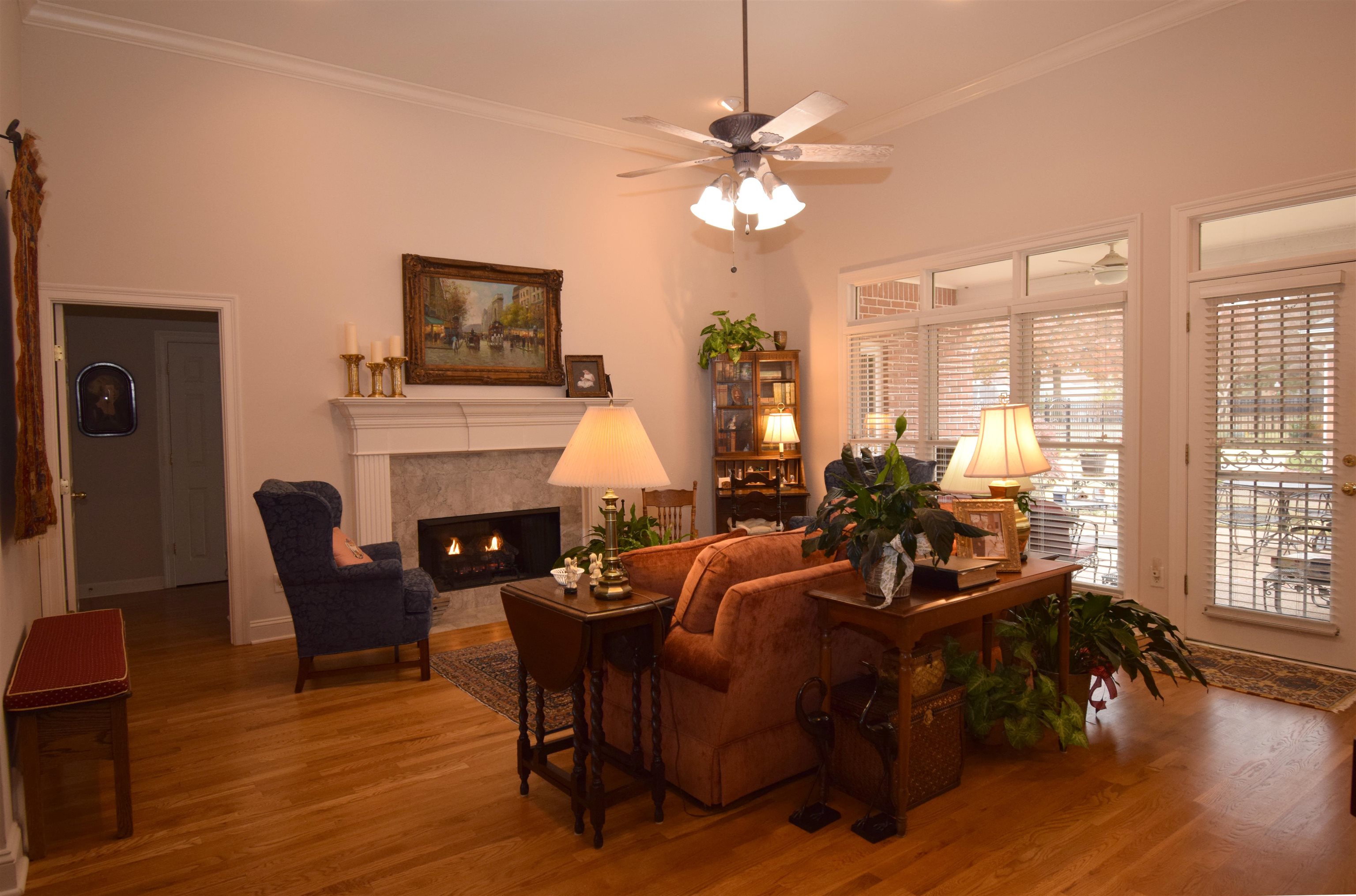 945 WARWICK OAKS LN N