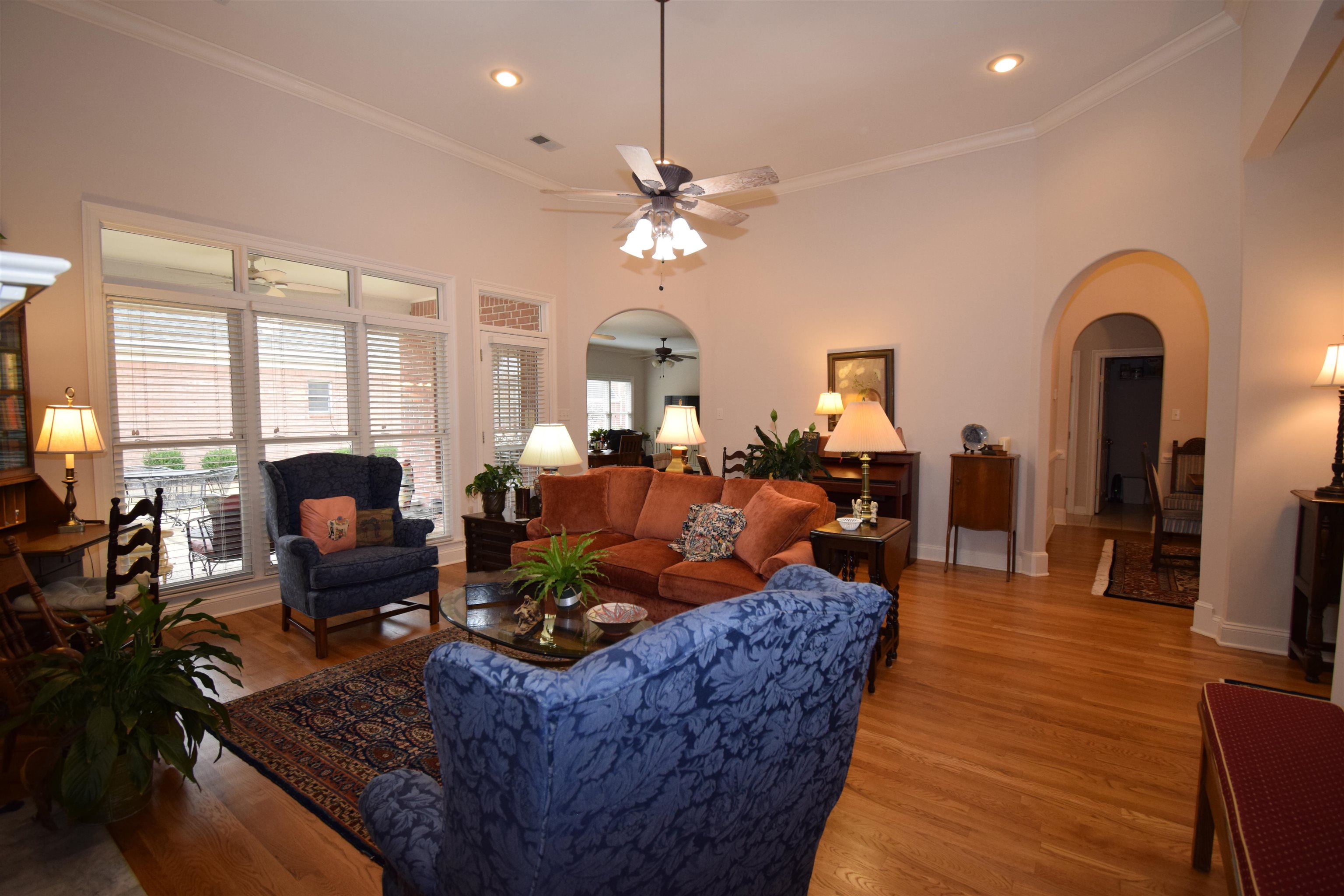 945 WARWICK OAKS LN N