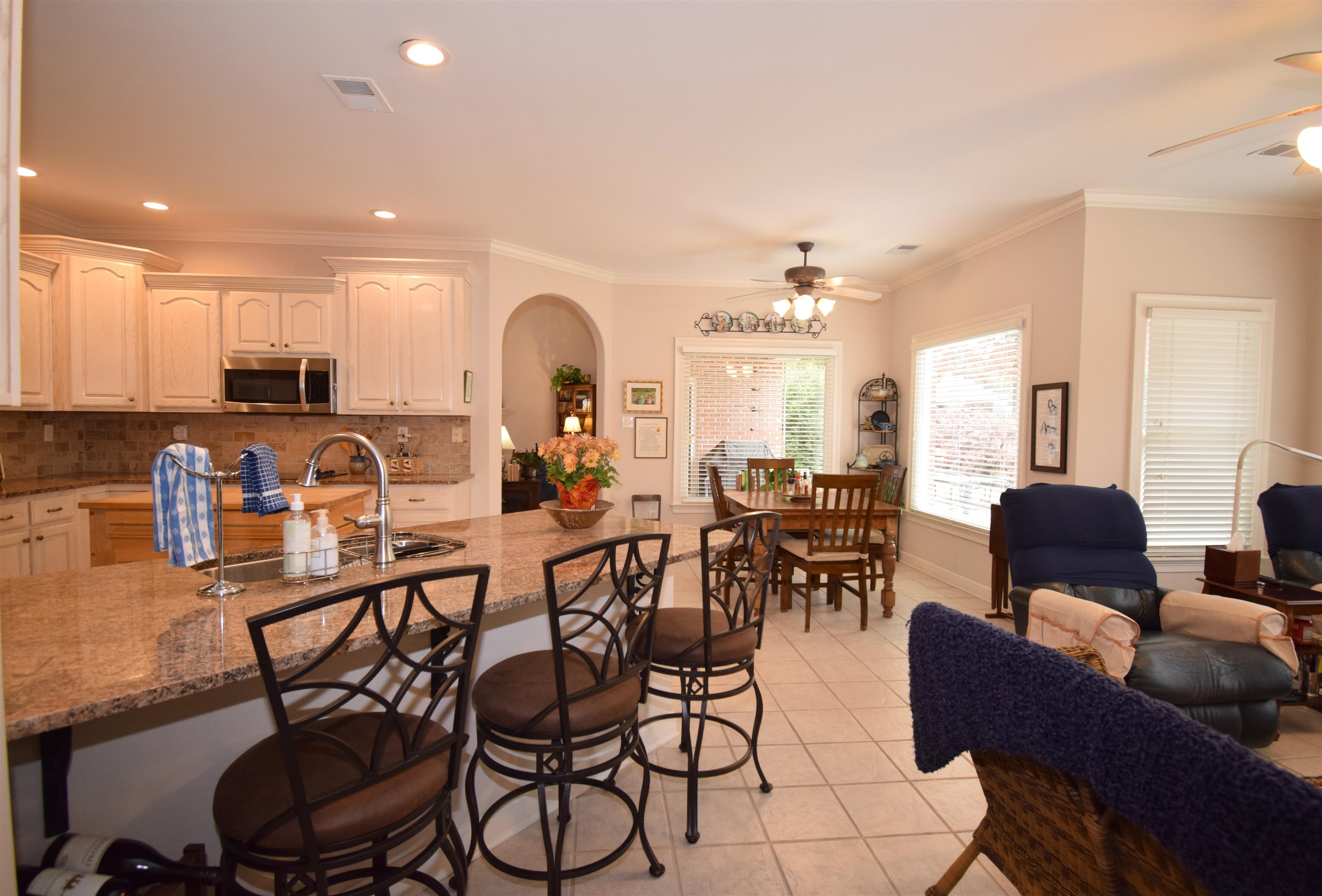 945 WARWICK OAKS LN N