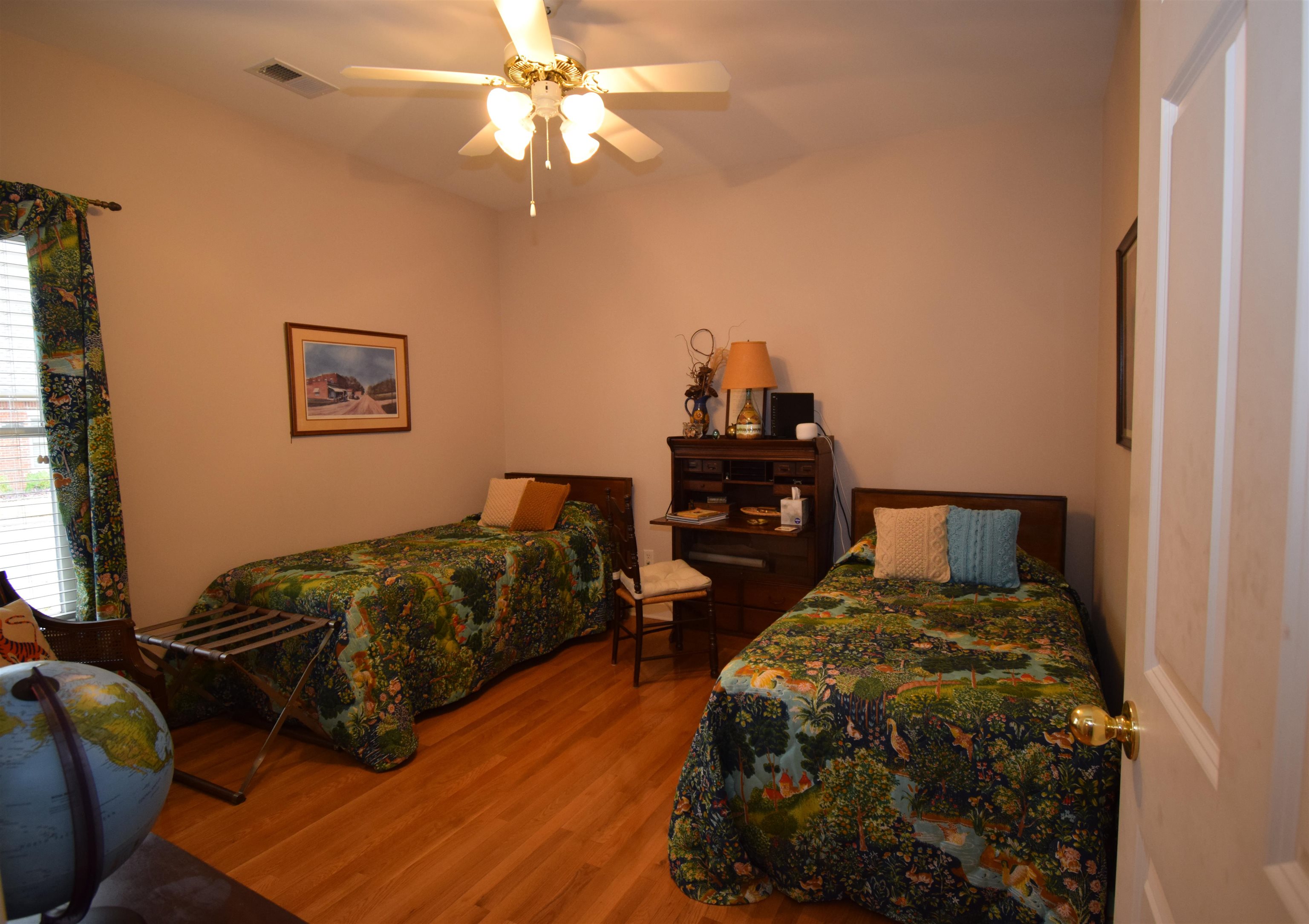 945 WARWICK OAKS LN N