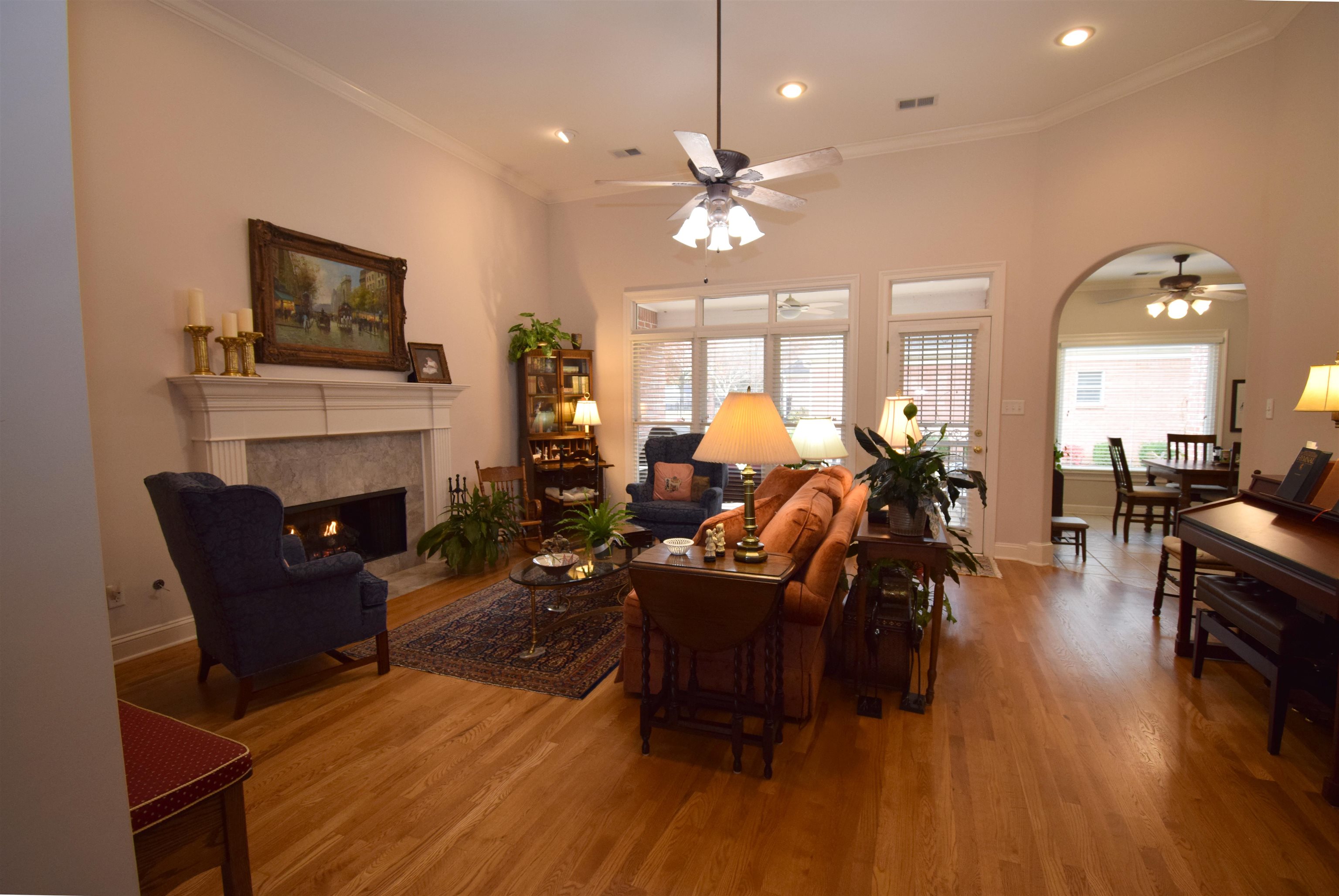 945 WARWICK OAKS LN N