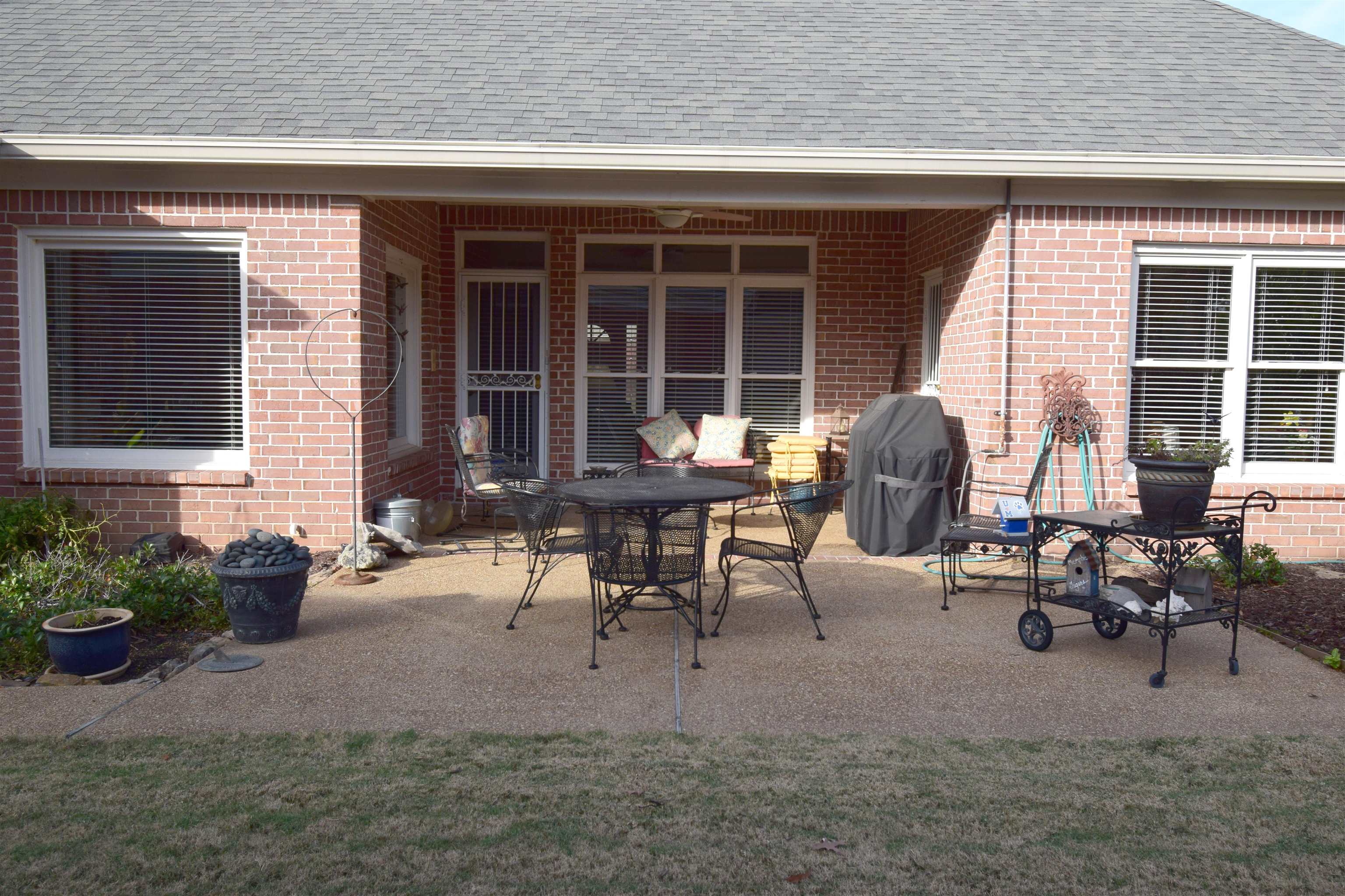 945 WARWICK OAKS LN N