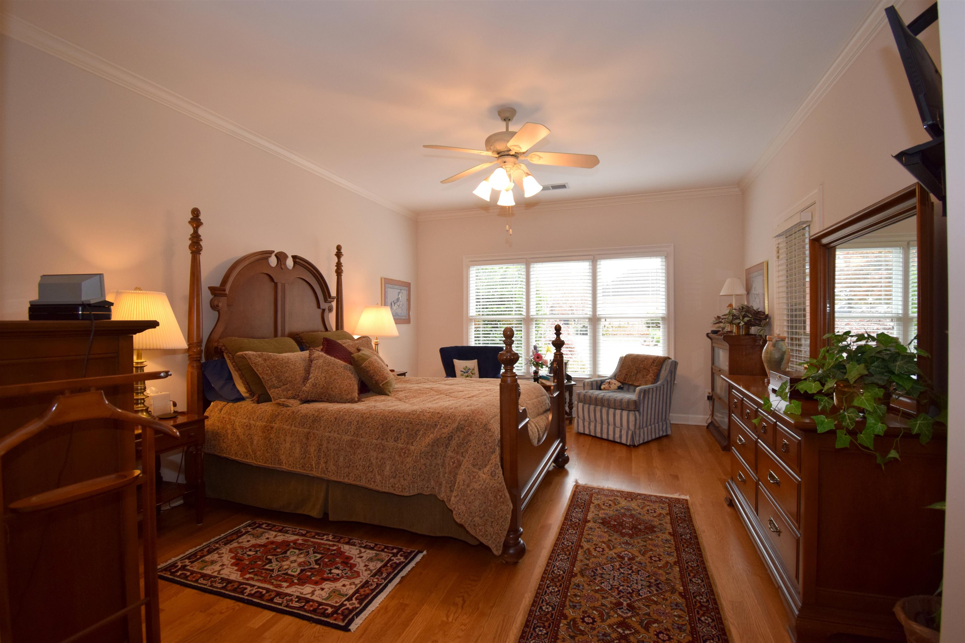 945 WARWICK OAKS LN N