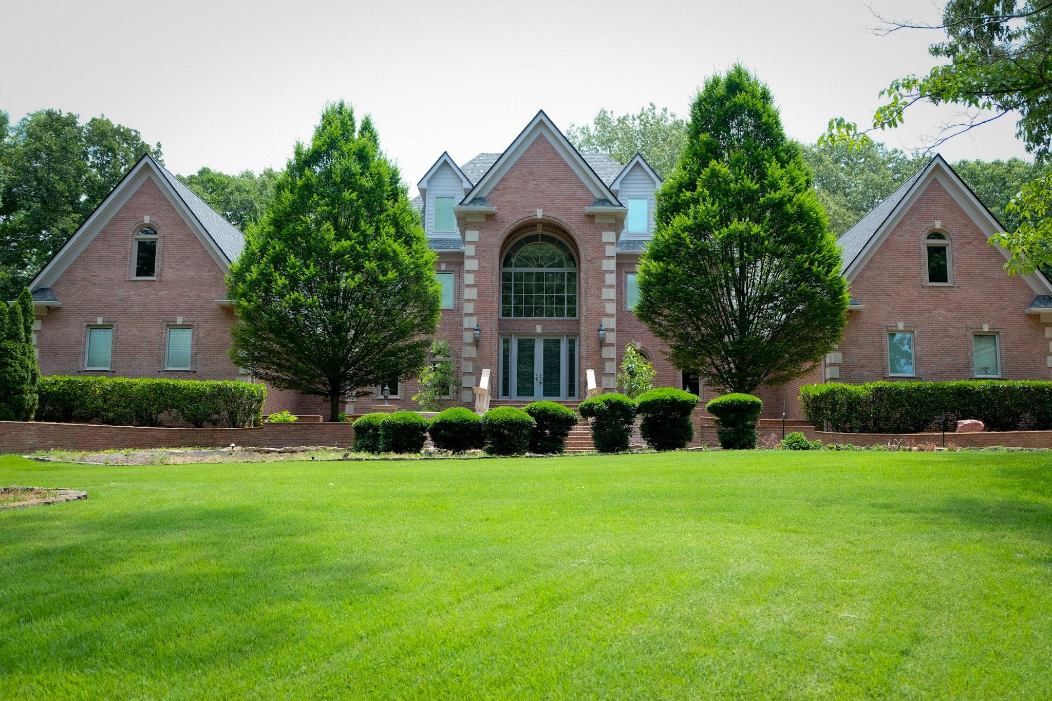 8562 WINDOLYN CIR N