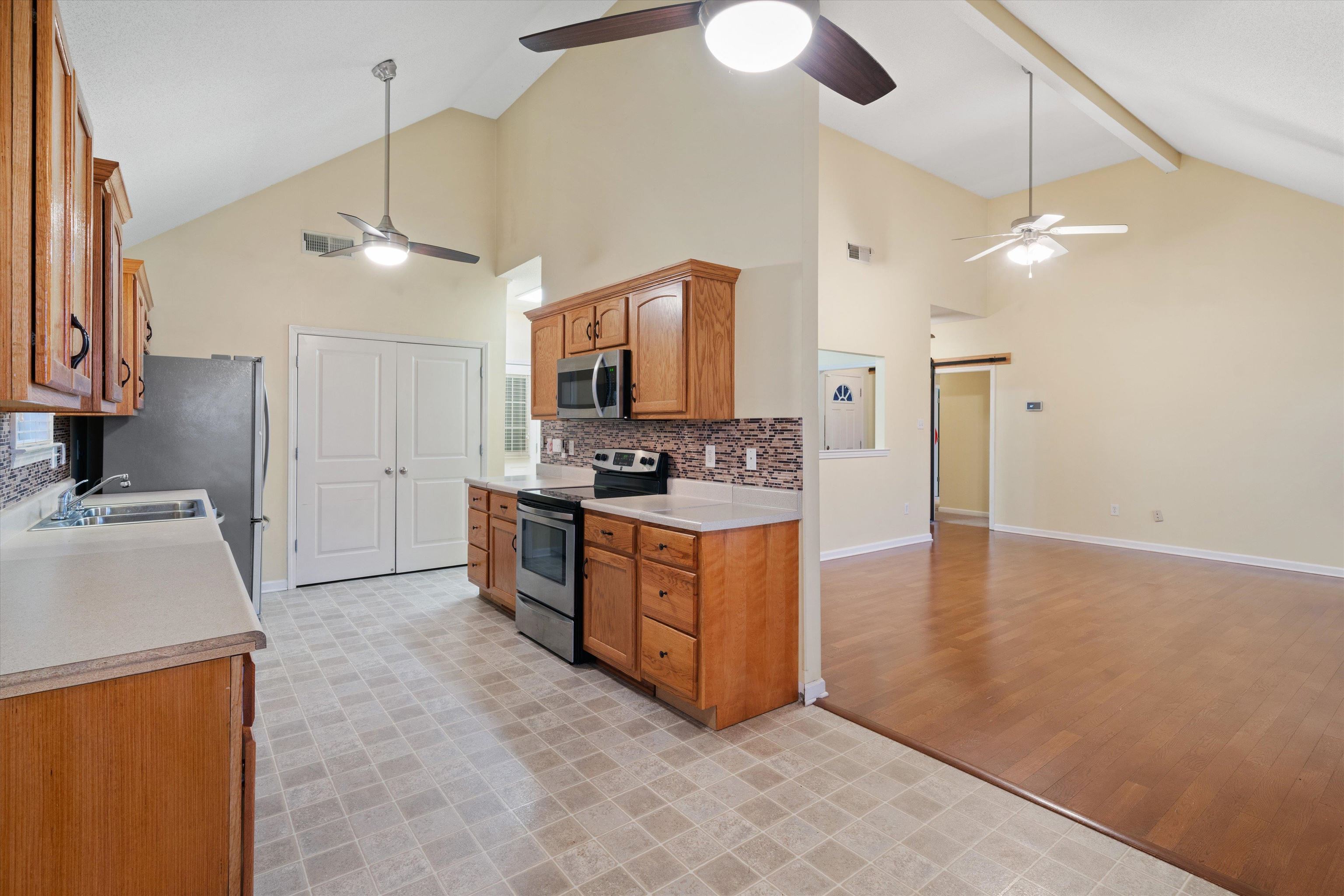 35 CAITLYN GENEVA CV