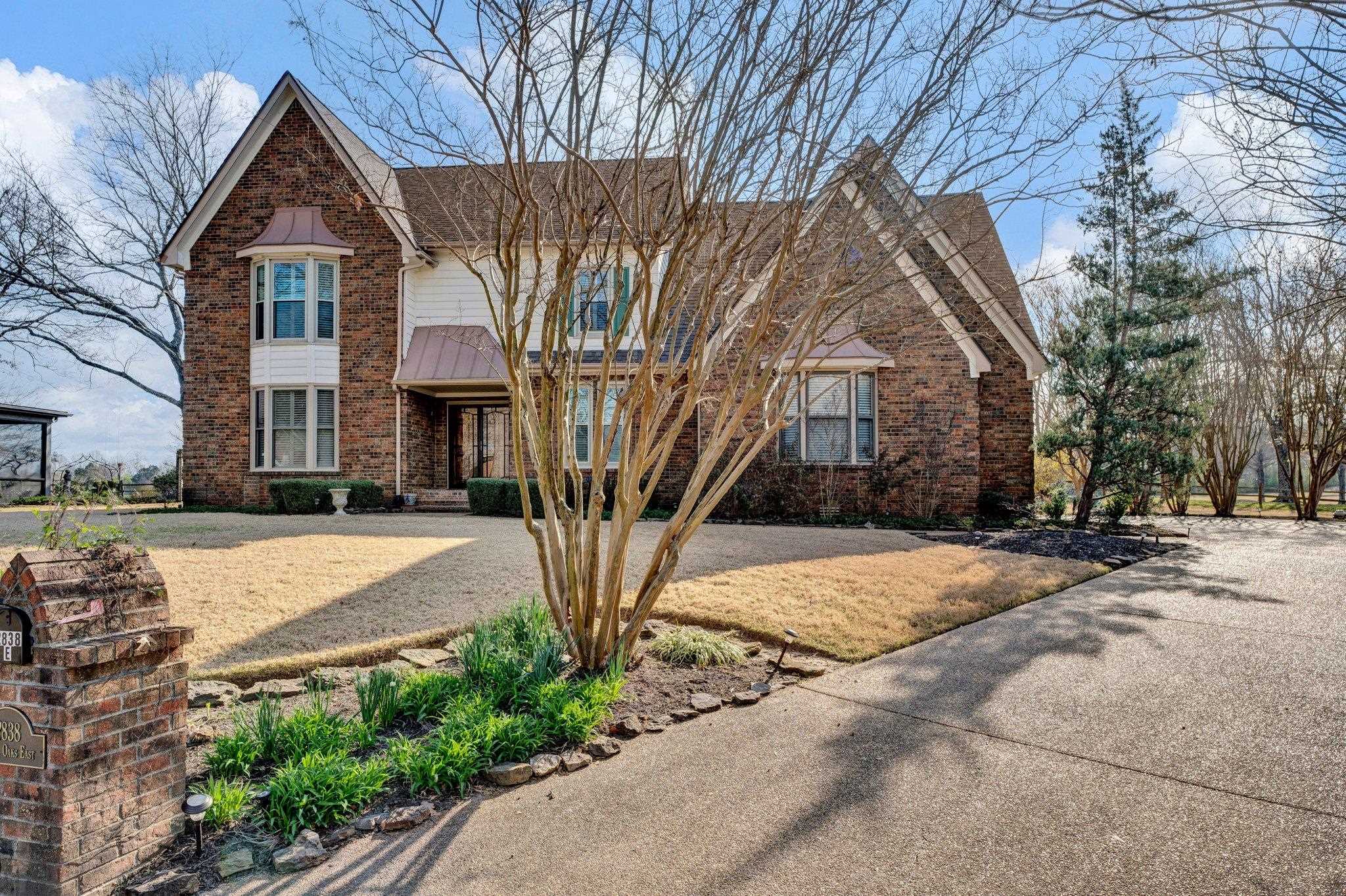 2838 E LEVEE OAKS DR