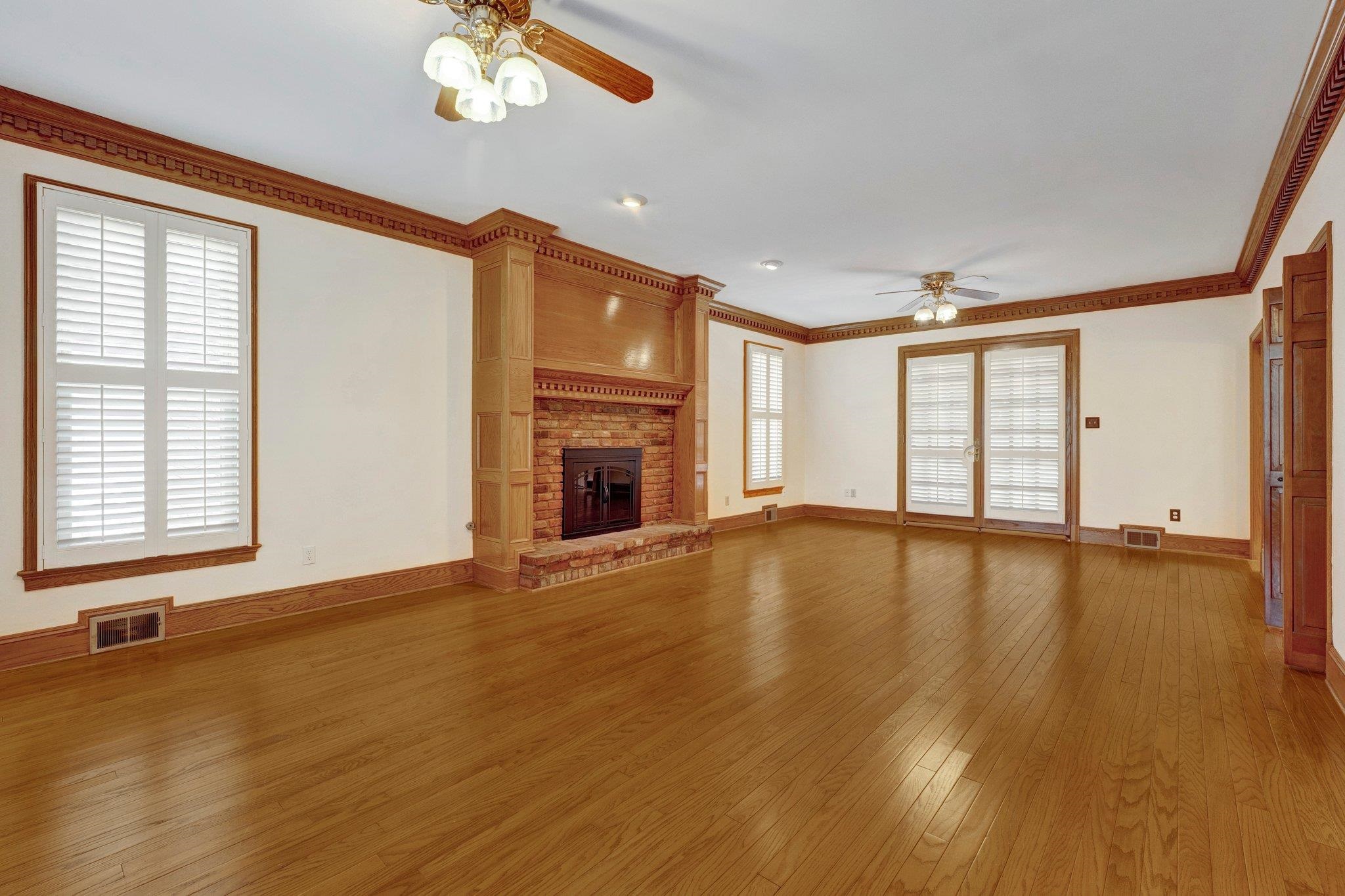 2838 E LEVEE OAKS DR