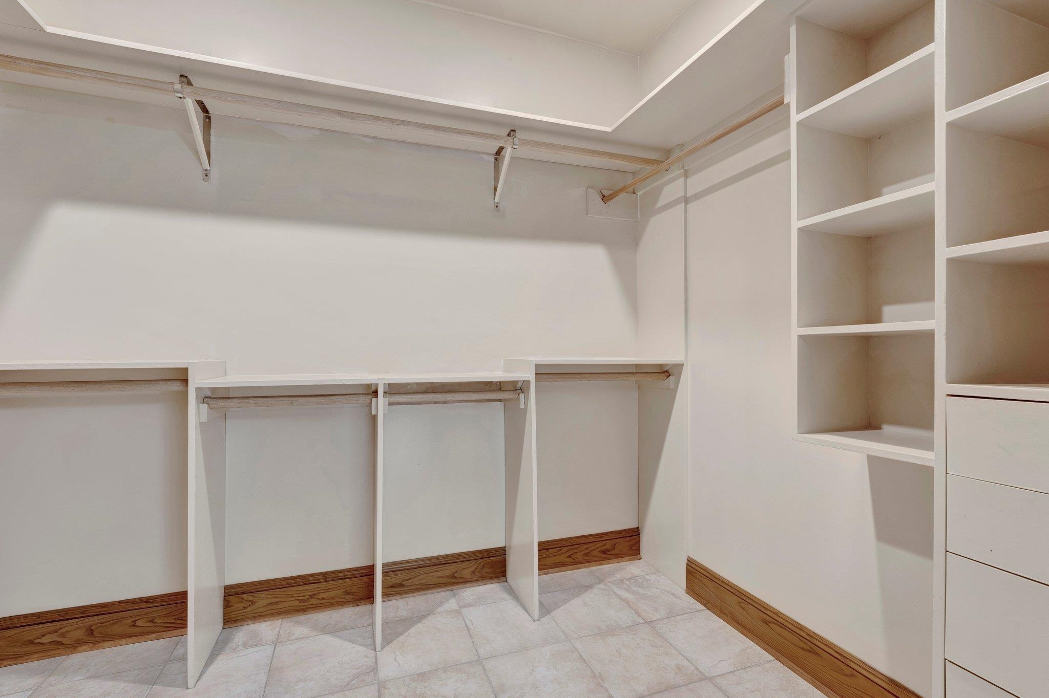 2838 E LEVEE OAKS DR