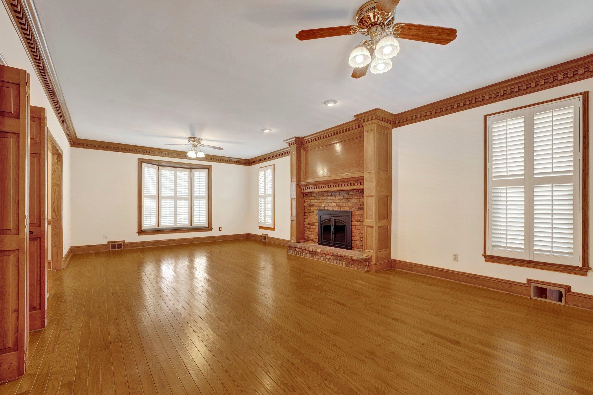 2838 E LEVEE OAKS DR