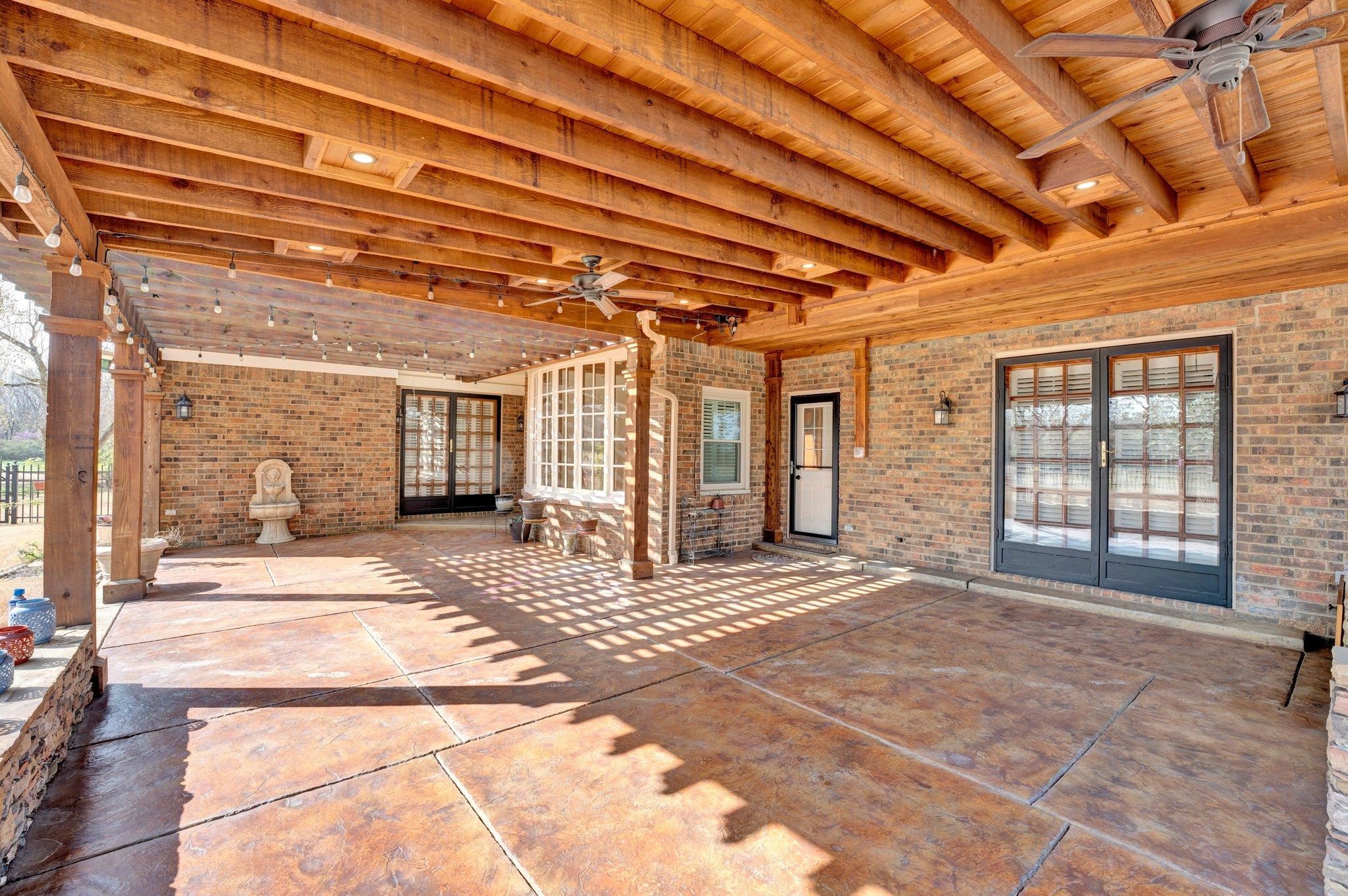 2838 E LEVEE OAKS DR